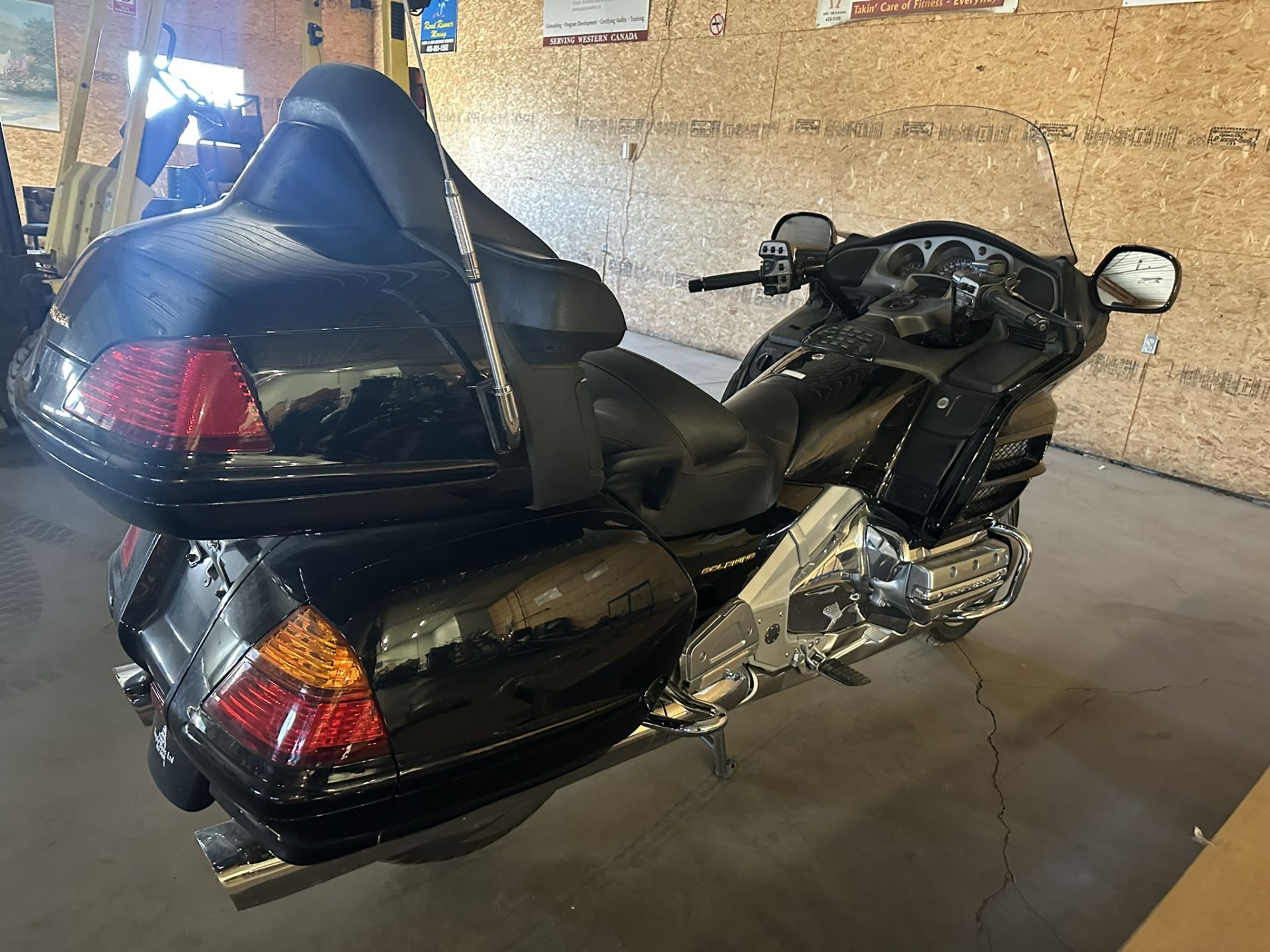 2001 HONDA GOLDWING GL1800A MOTORCYLE 1800CC, 13,352 KM SHOWING, W/ REVERSE, ADJUSTABLE SUSPENSION - Image 8 of 9