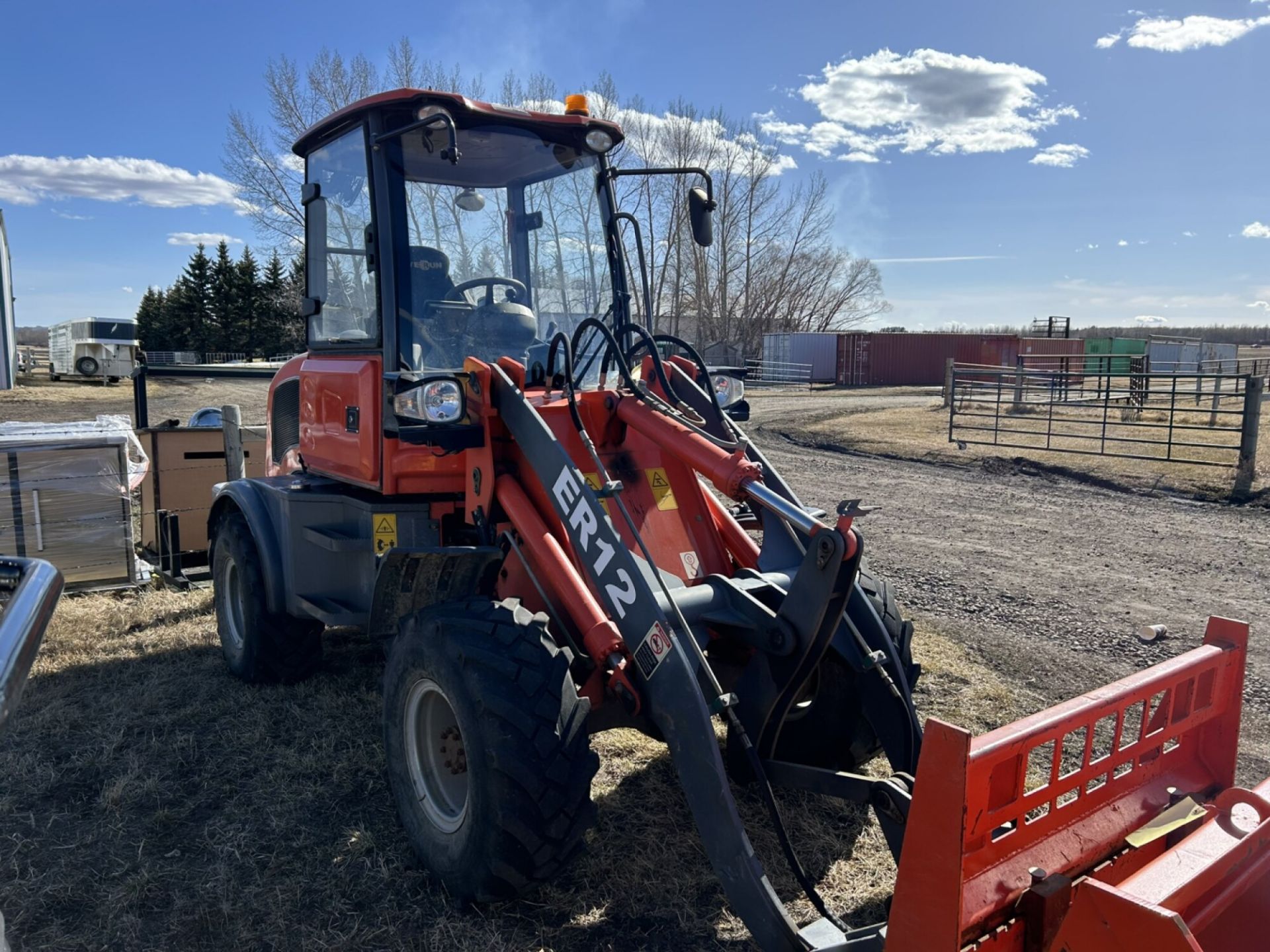 03-2020 EVERUN ER 12 ARTICULATING WHEEL LOADER W/ BUCKET & PALLET FORKS, 20.5/70-16 TIRES, POWER - Image 2 of 12