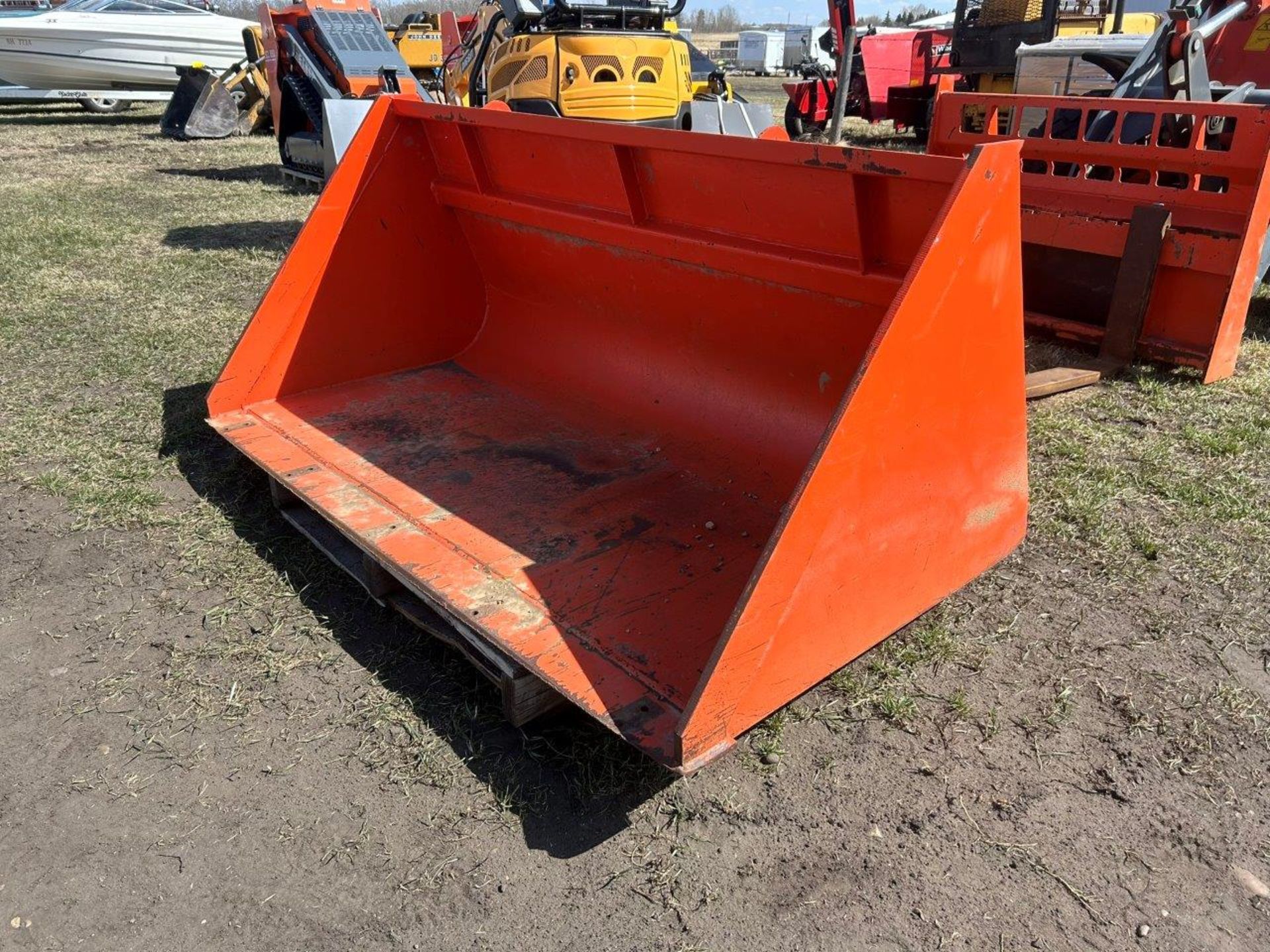 03-2020 EVERUN ER 12 ARTICULATING WHEEL LOADER W/ BUCKET & PALLET FORKS, 20.5/70-16 TIRES, POWER - Image 10 of 12