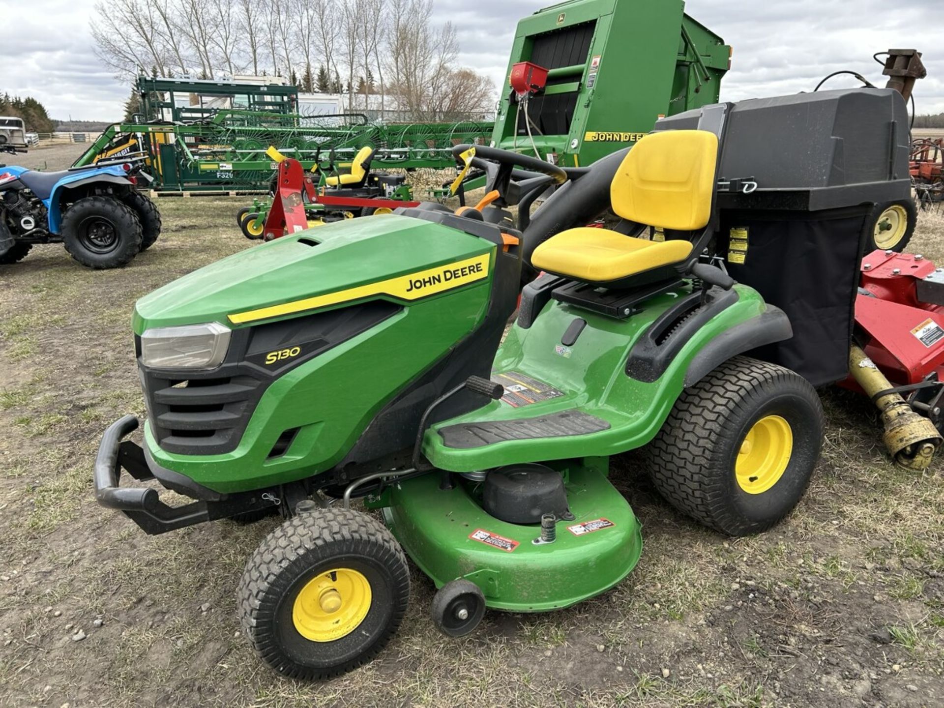 JD S130 LAWN TRACTOR W/42" DECK, BAGGER, 22HRS S/N: 1GXSI30BUNP200027 - Image 2 of 9