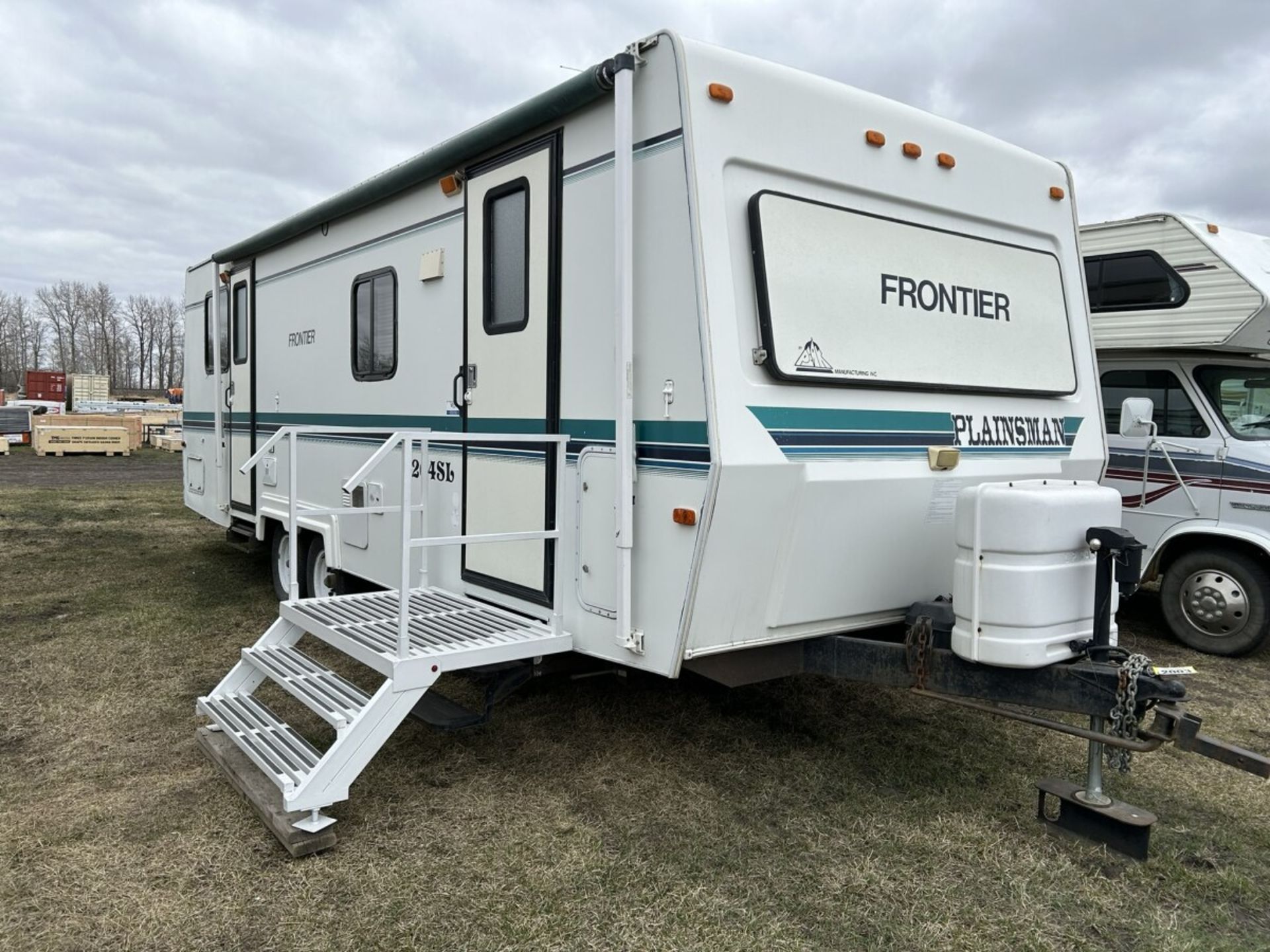 1999 FRONTIER PLAINSMAN T264SL 25 FT HOLIDAY TRAILER, SLIDE OUT, NOTE: CUSTOM STEP SOLD SEPERATELY