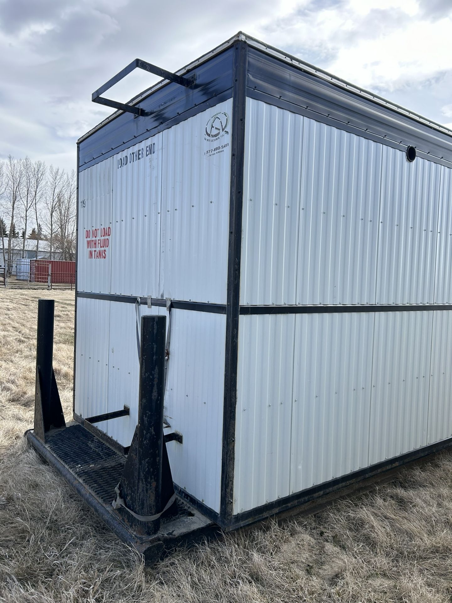 SKIDDED SEWAGE CONTAINMENT BUILDING, HEATED, 13 M3 CAPACITY, 30AMP/1PH, 8'-4"X23'X9' H, S/N - Image 3 of 10