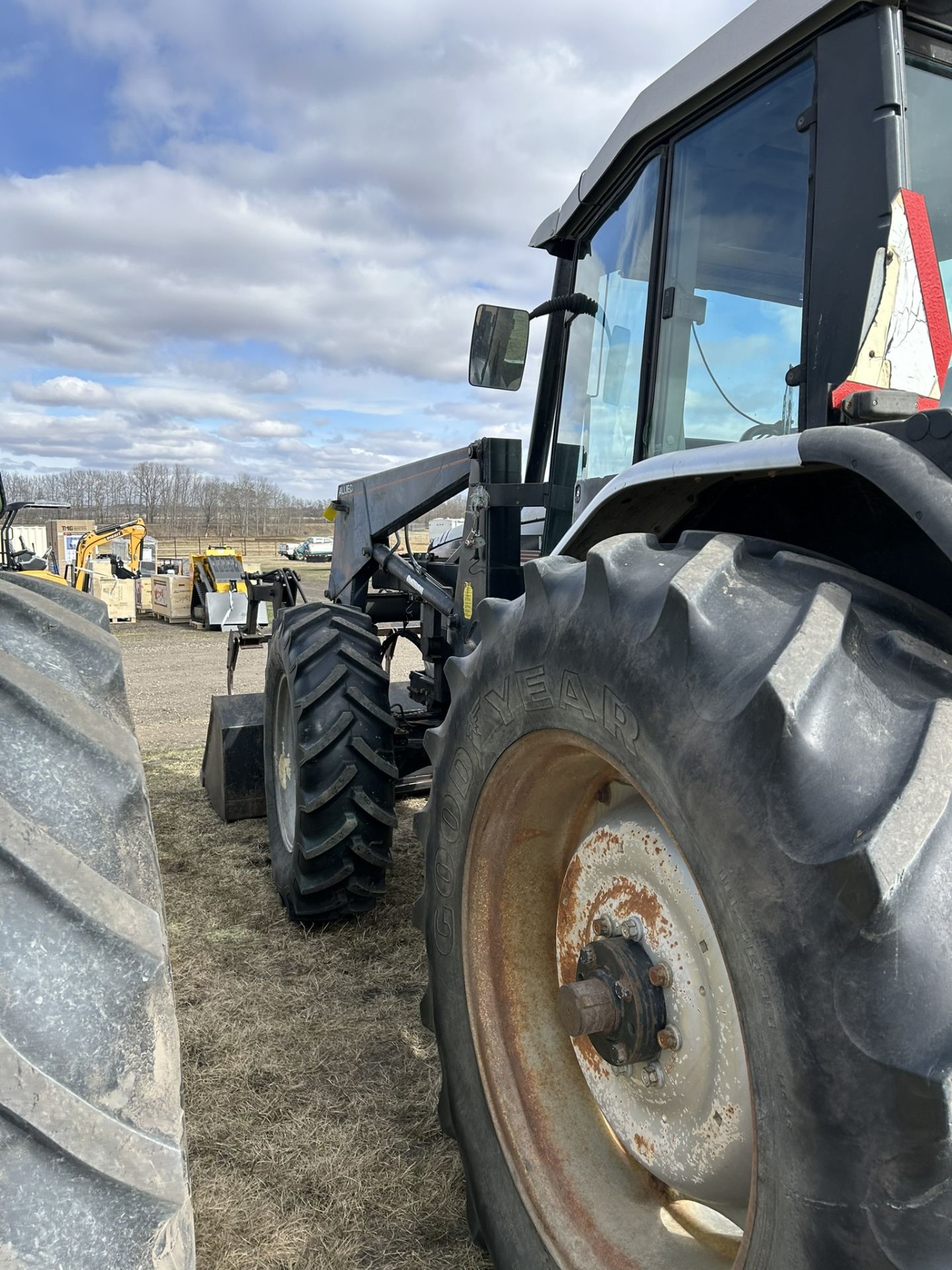 WHITE 6105 MFWD 4WD TRACTOR W/ALLIED 894 FEL, GRAPPLE, 3PT 9172 HRS SHOWING, APPROX 500 HOURS ON NEW - Image 6 of 13