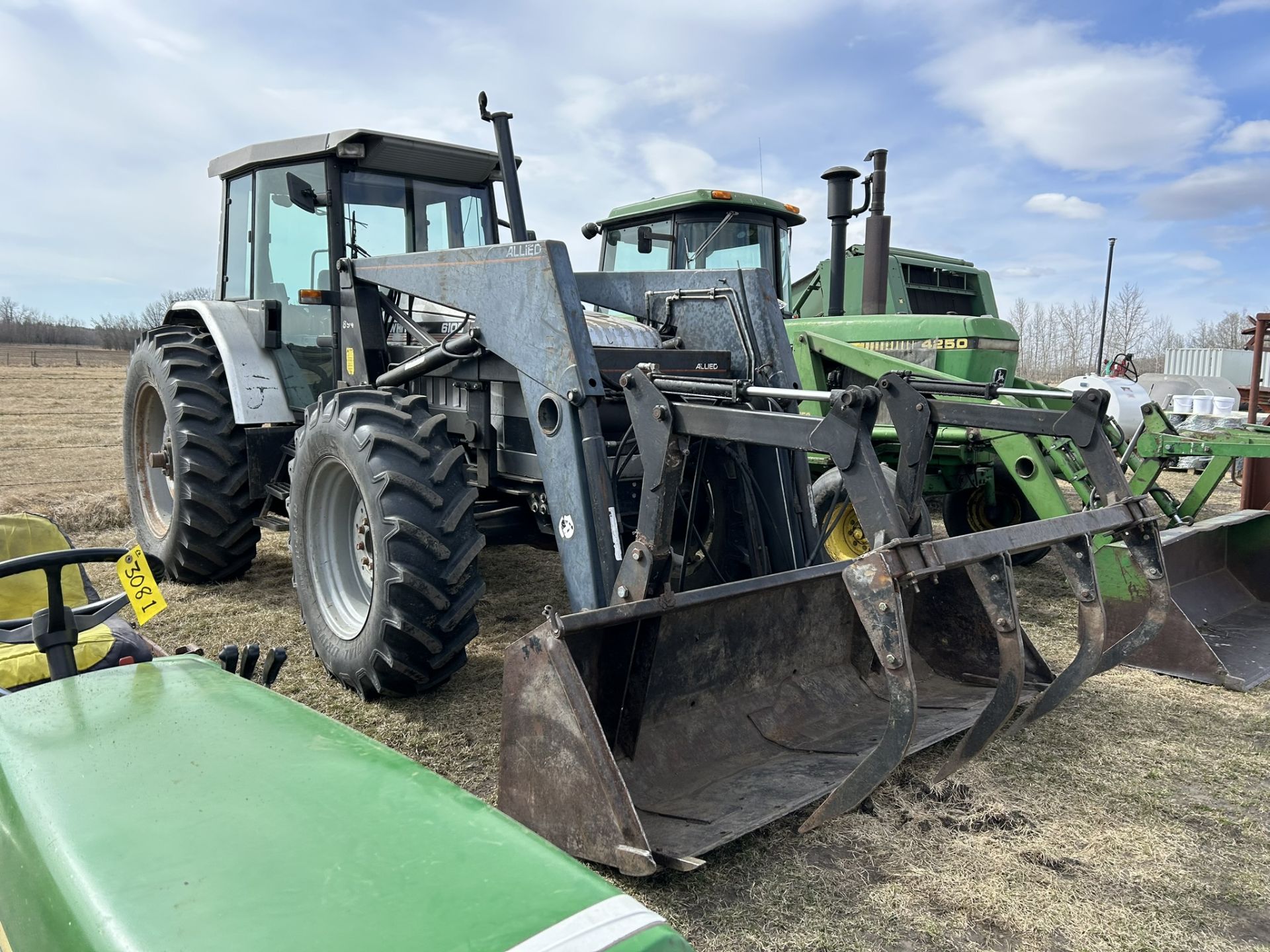 WHITE 6105 MFWD 4WD TRACTOR W/ALLIED 894 FEL, GRAPPLE, 3PT 9172 HRS SHOWING, APPROX 500 HOURS ON NEW - Image 3 of 13