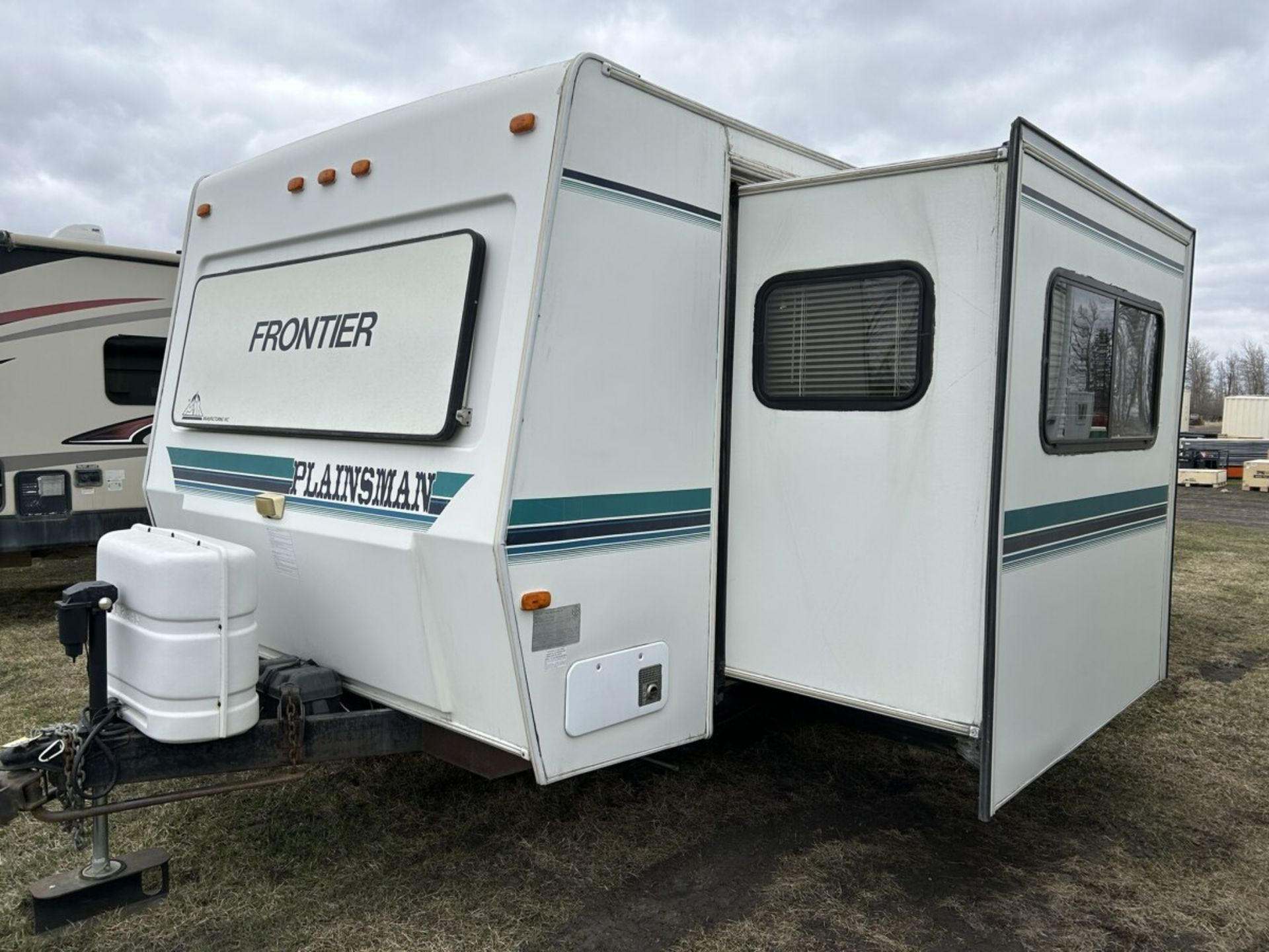 1999 FRONTIER PLAINSMAN T264SL 25 FT HOLIDAY TRAILER, SLIDE OUT, NOTE: CUSTOM STEP SOLD SEPERATELY - Image 16 of 17