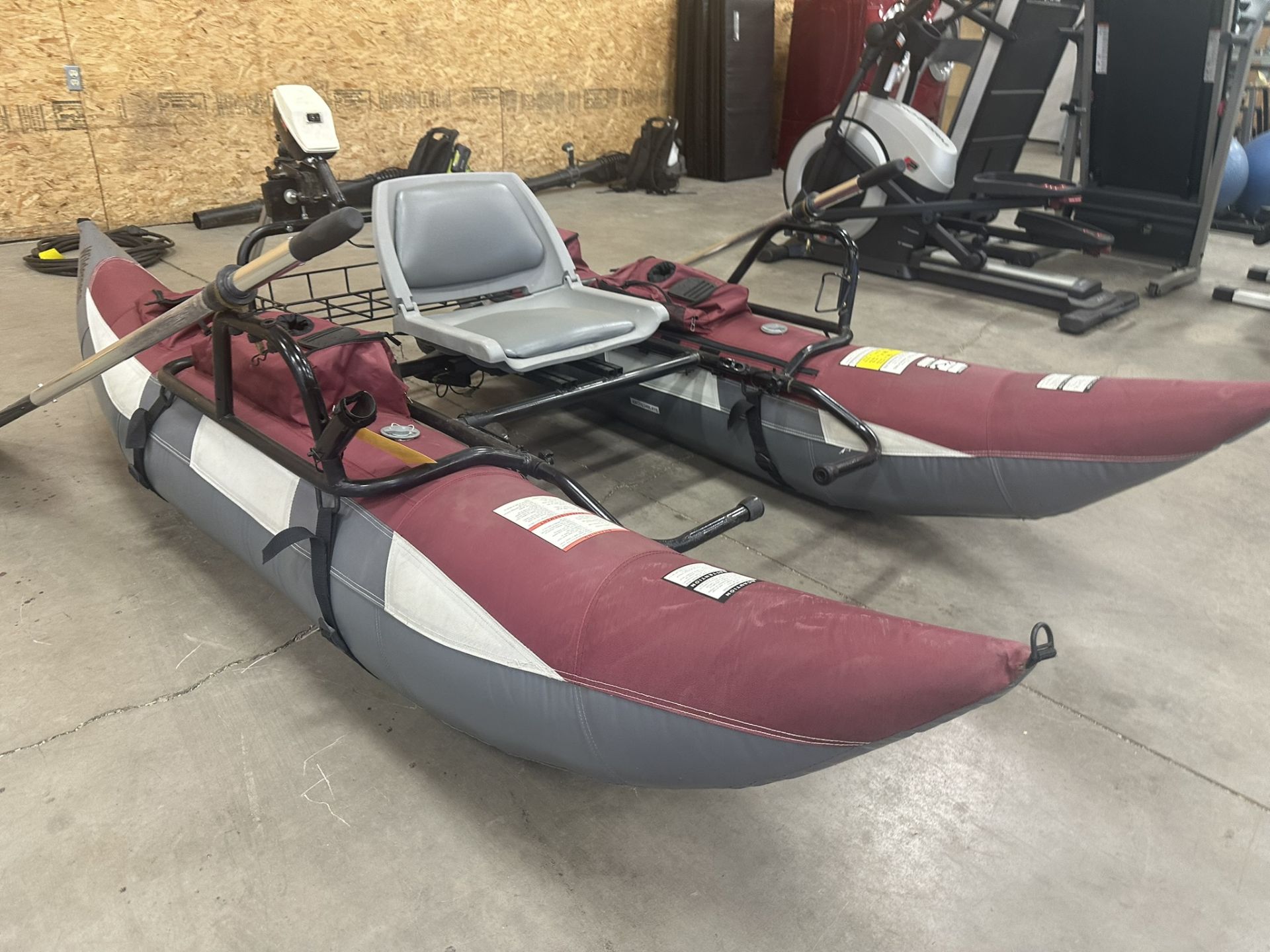 WILDERNESS 1-MAN PONTOON BOAT W/MINNKOTA 35D 12V MOTOR & PADDLES - Image 3 of 7