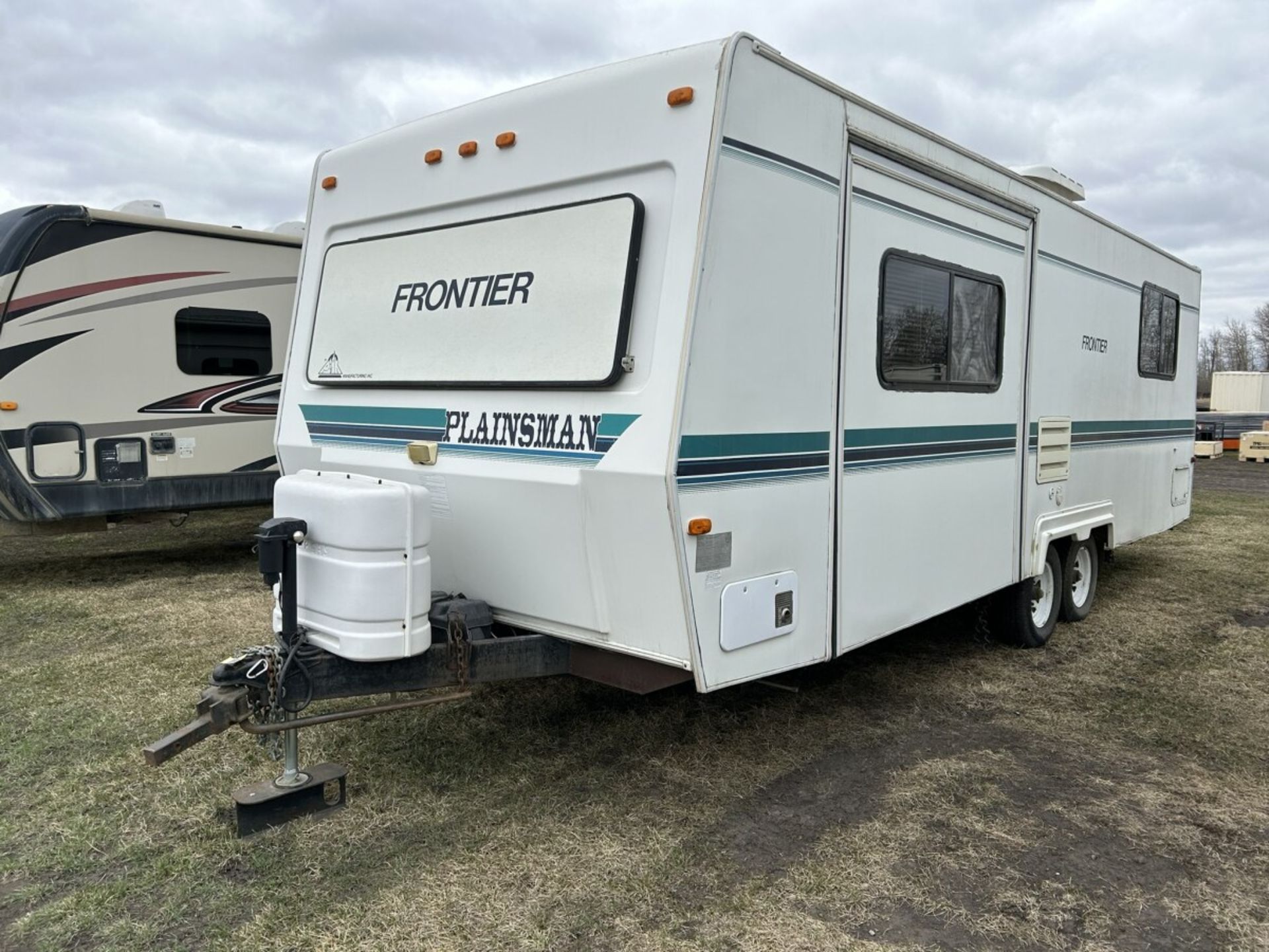 1999 FRONTIER PLAINSMAN T264SL 25 FT HOLIDAY TRAILER, SLIDE OUT, NOTE: CUSTOM STEP SOLD SEPERATELY - Image 2 of 17
