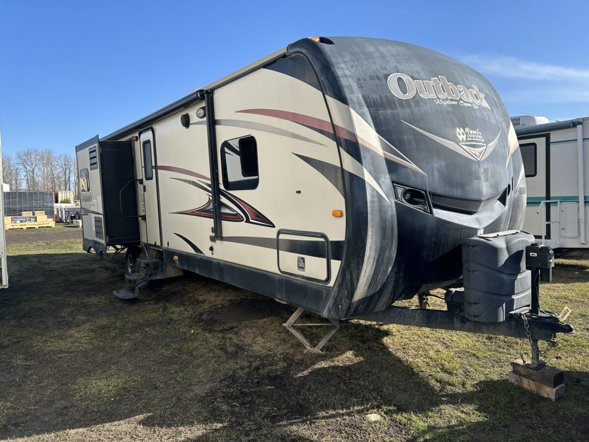 2014 OUTBACK KEYSTONE SUPER-LITE 33 FT HOLIDAY TRAILER, DOUBLE SLIDE, POWER AWNING, OUTDOOR KITCHEN,