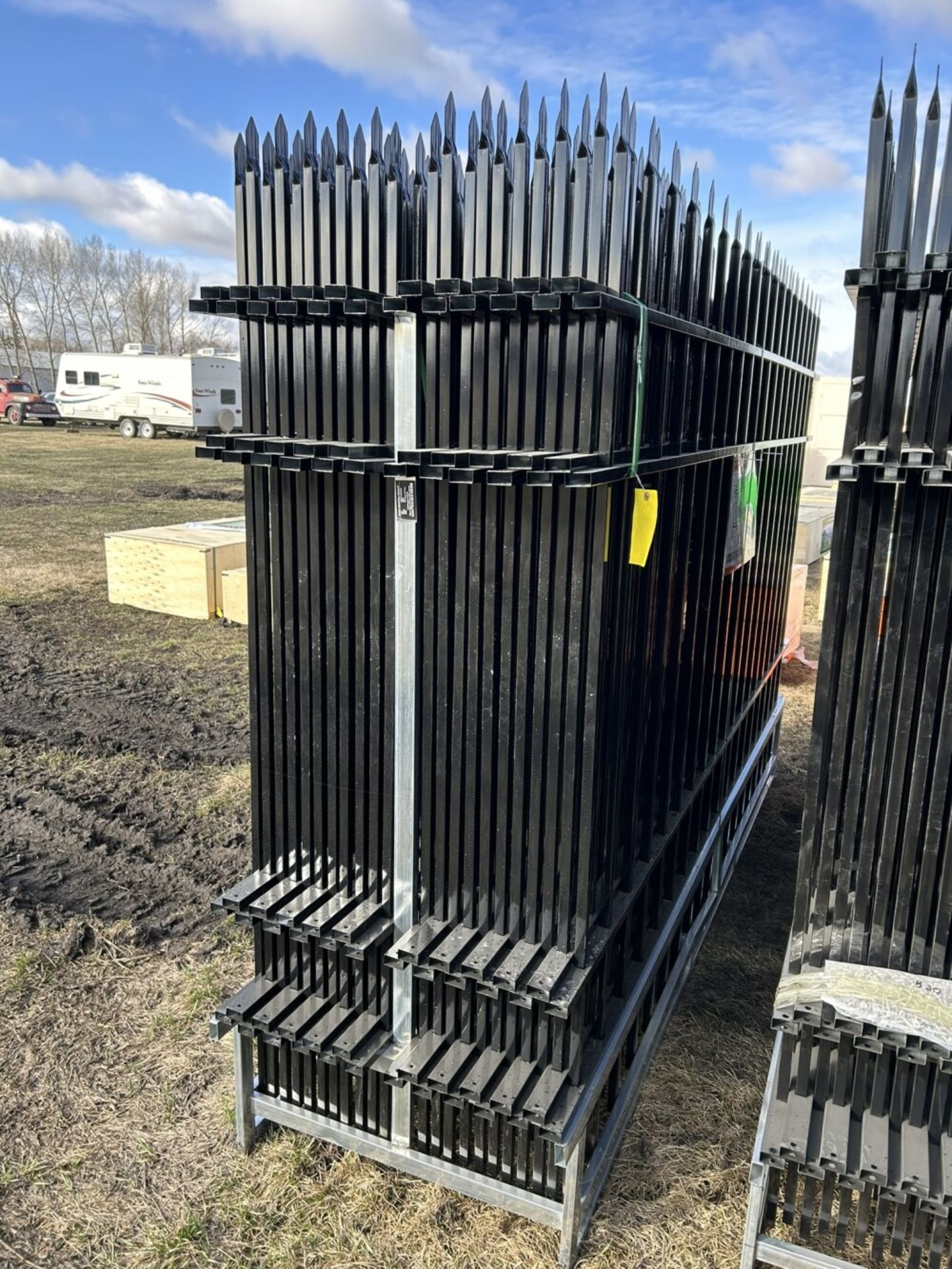 DIGGIT 10 FT ROD IRON SITE SITE FENCES - 22 PANELS 7 FT HIGH