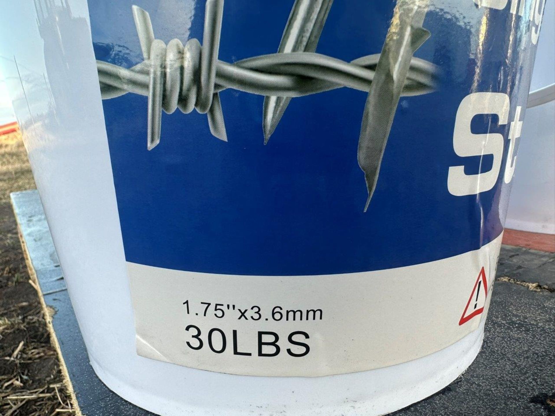 1.75" BARBED STAPLES - 30LB PAIL - Image 2 of 2