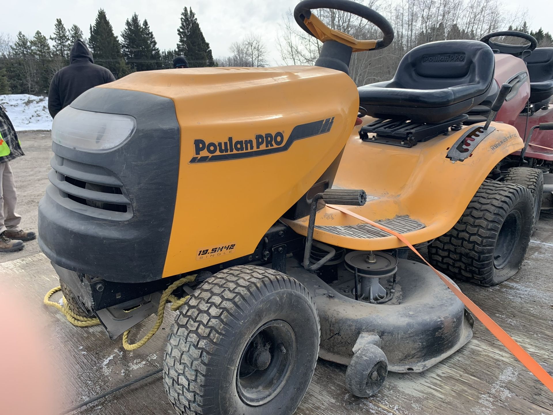 **OFFSITE** POULAN PRO LAWN TRACTOR W/42 INCH MOWER DECK, HYDROSTATIC S/N 042711D001513 - LOCATED