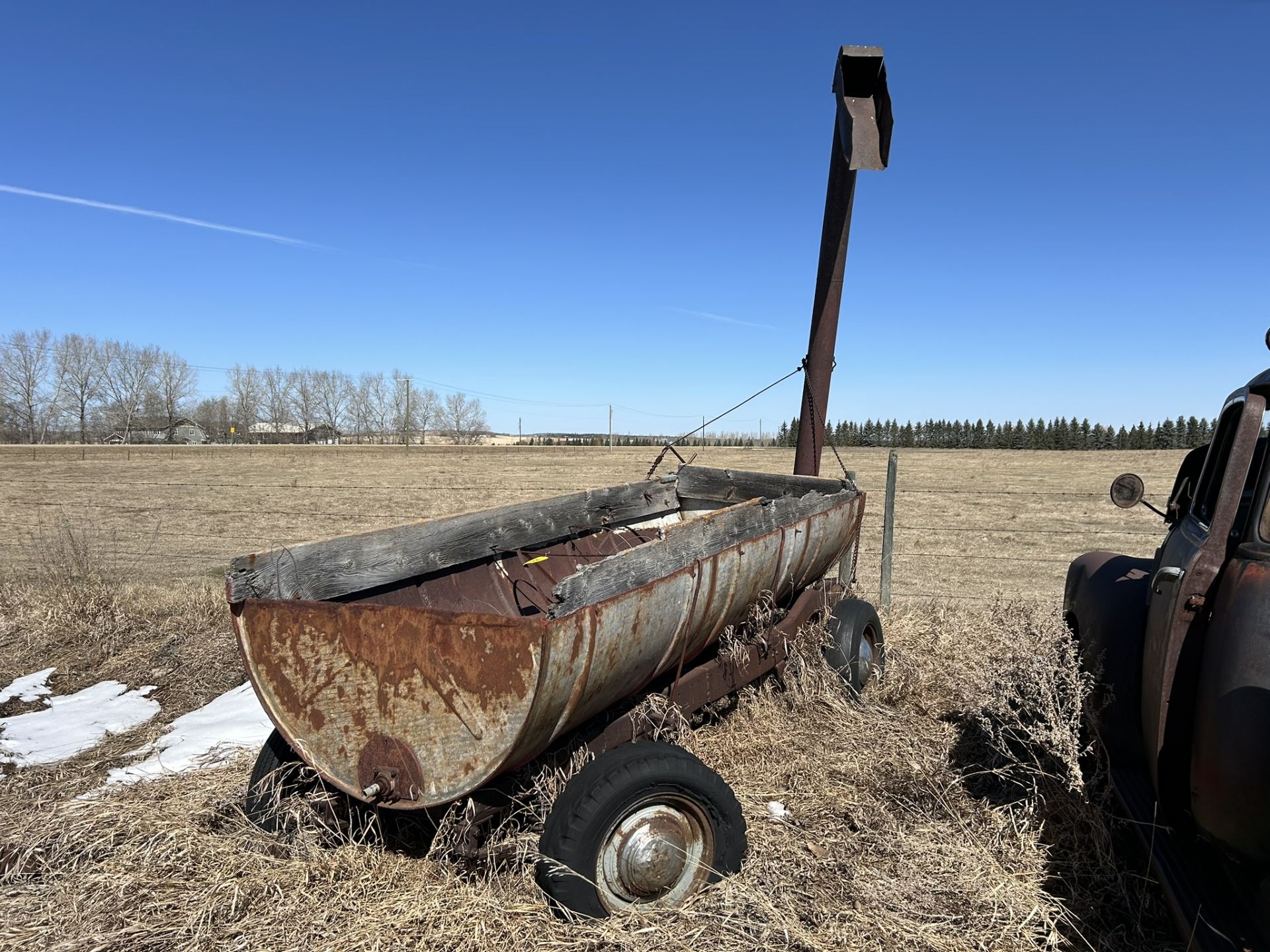 **OFFSITE** ANTIQUE CUSTOM GRAIN CART - LOCATED 40515 RANGE ROAD 245, CLIVE, AB, VEIWING AND REMOVAL - Image 2 of 8