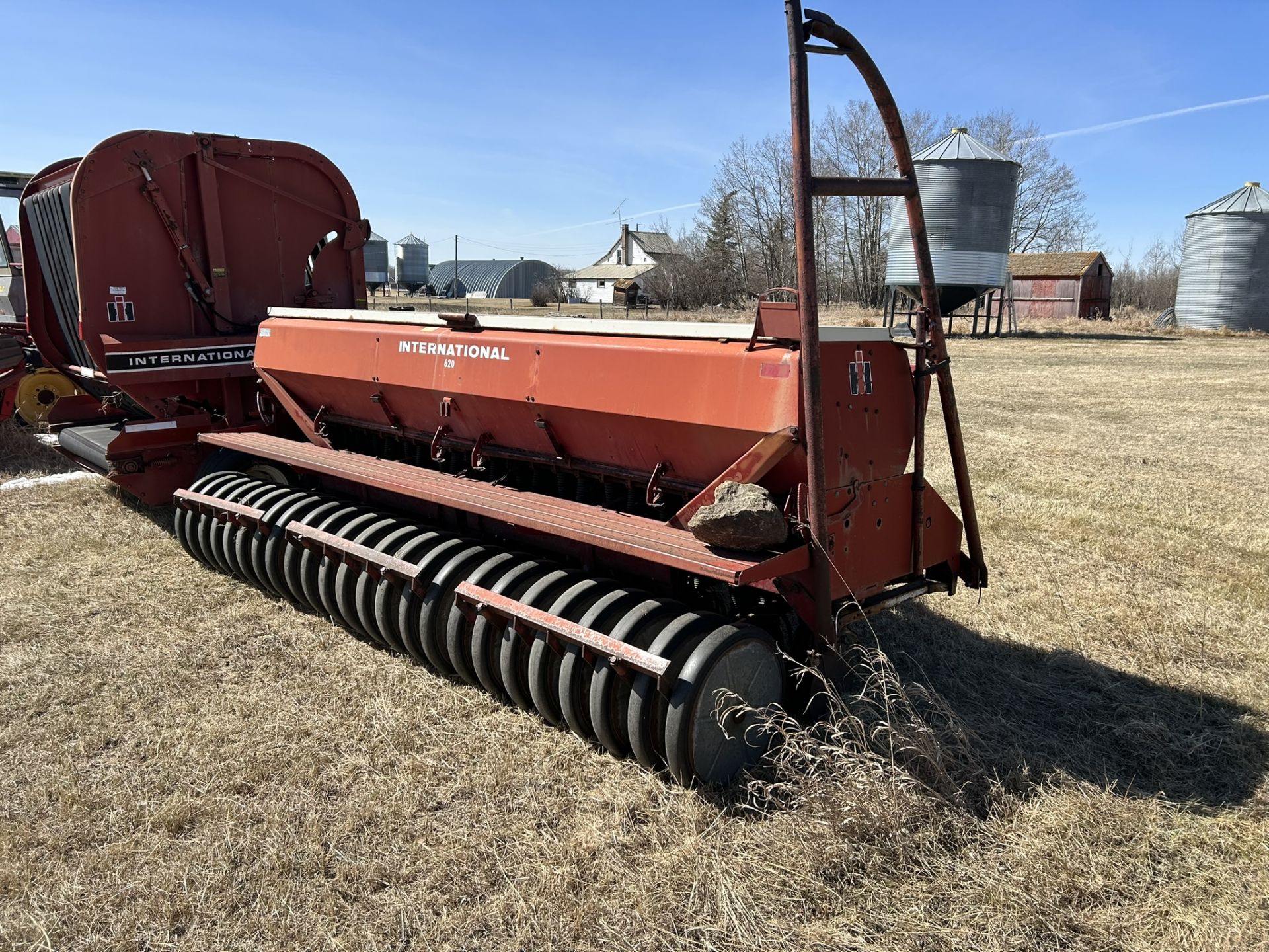 **OFFSITE** INTERNATIONAL 620 12 FT DD SEED PRESS DRILL S/N 03901721012945 - LOCATED 40515 RANGE ROA - Image 4 of 5