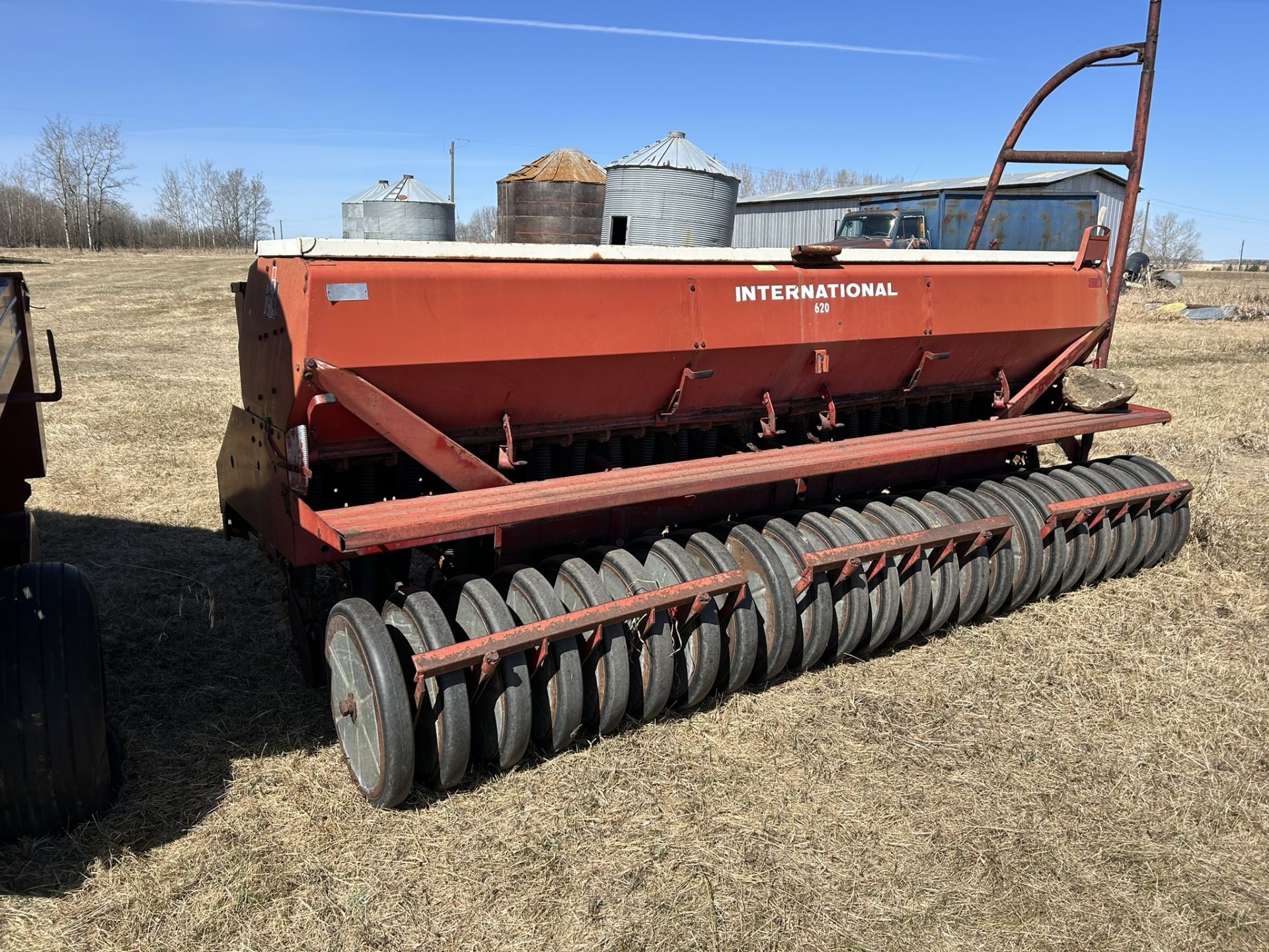 **OFFSITE** INTERNATIONAL 620 12 FT DD SEED PRESS DRILL S/N 03901721012945 - LOCATED 40515 RANGE ROA - Image 5 of 5