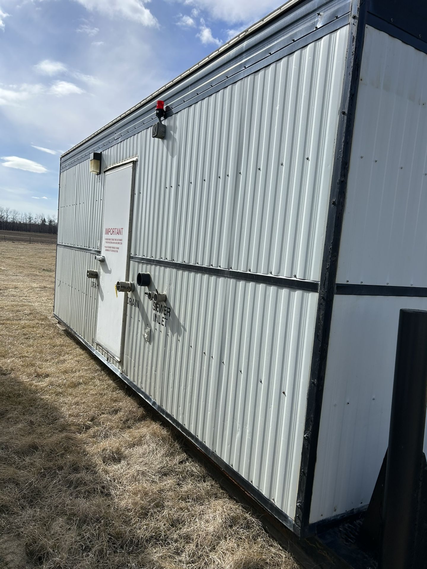 SKIDDED SEWAGE CONTAINMENT BUILDING, HEATED, 13 M3 CAPACITY, 30AMP/1PH, 8'-4"X23'X9' H, S/N - Image 5 of 13
