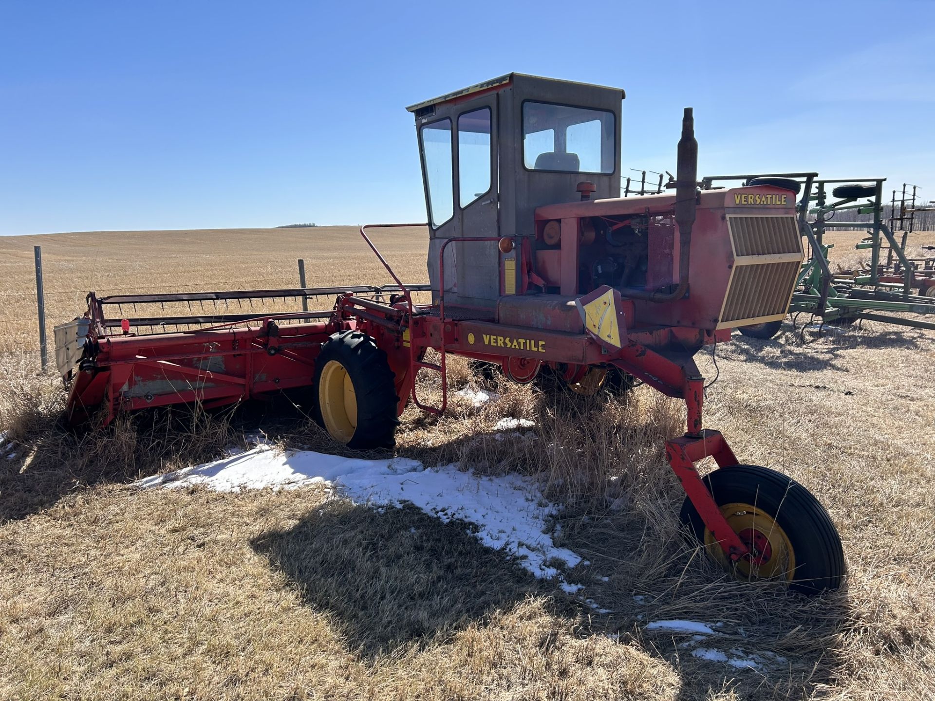 **OFFSITE** 1979 VERSATILE 400 HYDROSTATIC SWATHER W/ 20 FT HEADER S/N 048283 (RUNNING WHEN - Image 3 of 6