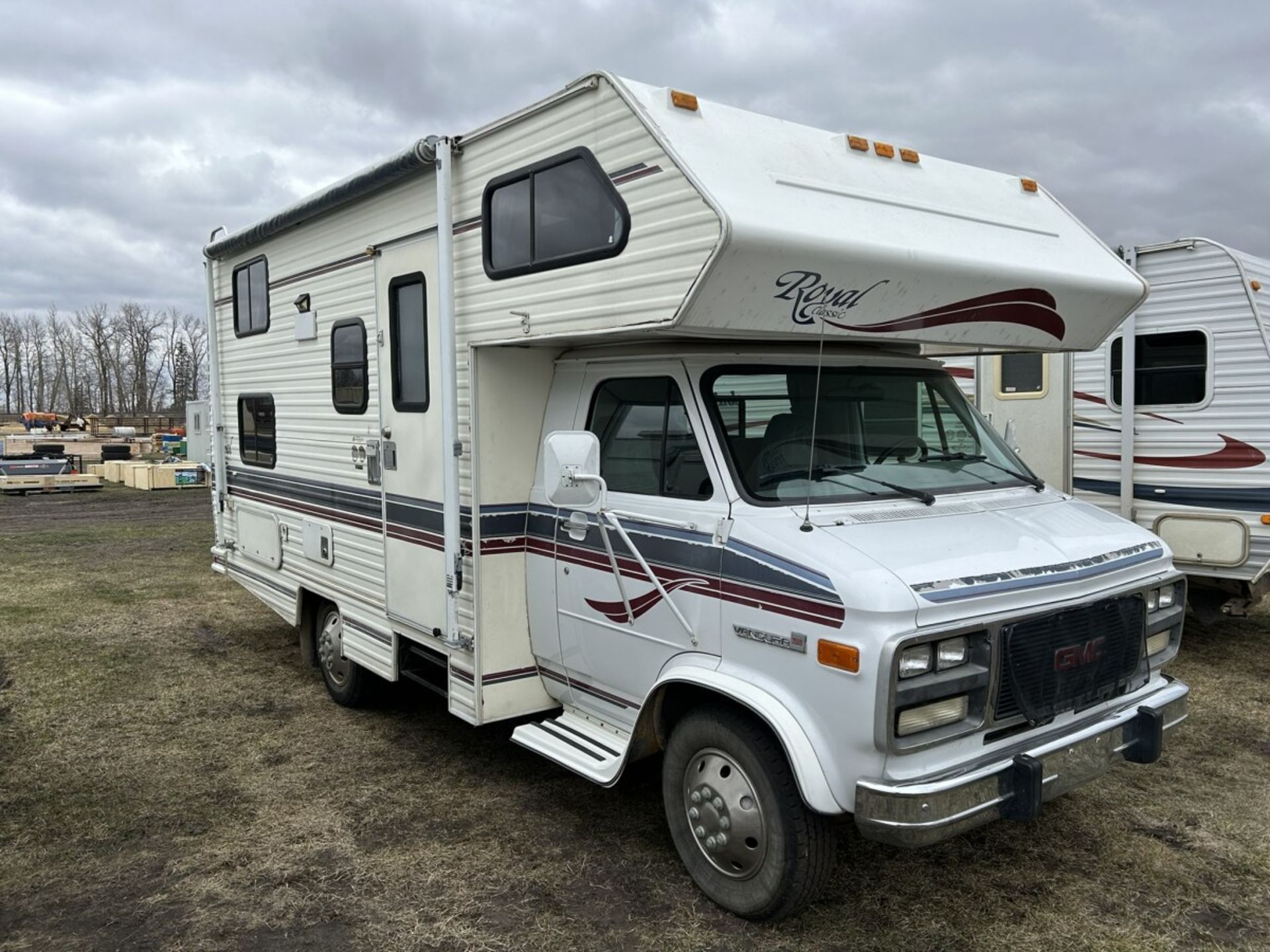 1995 GMC 3500 W/ 215 ROYAL CLASSIC CLASS C MOTORHOME, V8 GAS ENGINE, A/T, A/C, TILT, CRUISE, AM/FM