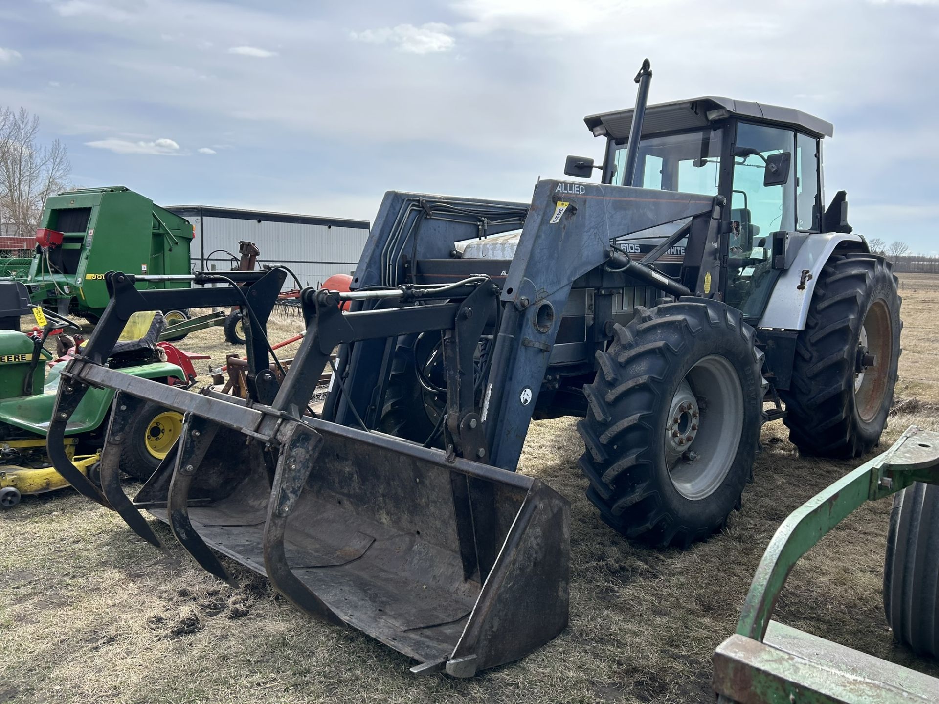 WHITE 6105 MFWD 4WD TRACTOR W/ALLIED 894 FEL, GRAPPLE, 3PT 9172 HRS SHOWING, APPROX 500 HOURS ON NEW - Image 2 of 13