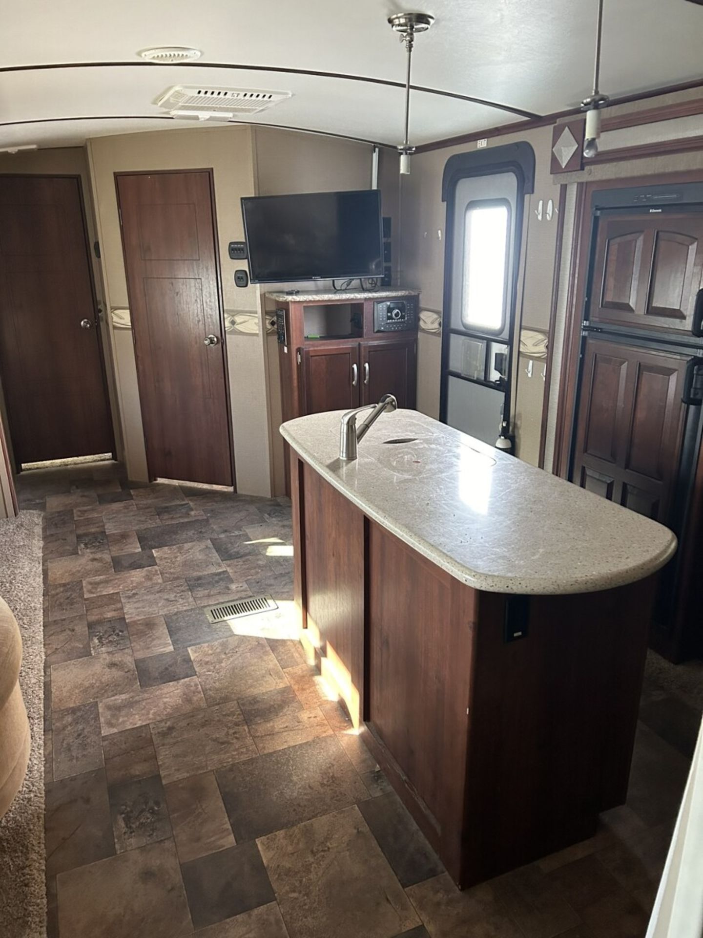 2014 OUTBACK KEYSTONE SUPER-LITE 33 FT HOLIDAY TRAILER, DOUBLE SLIDE, POWER AWNING, OUTDOOR KITCHEN, - Image 8 of 15