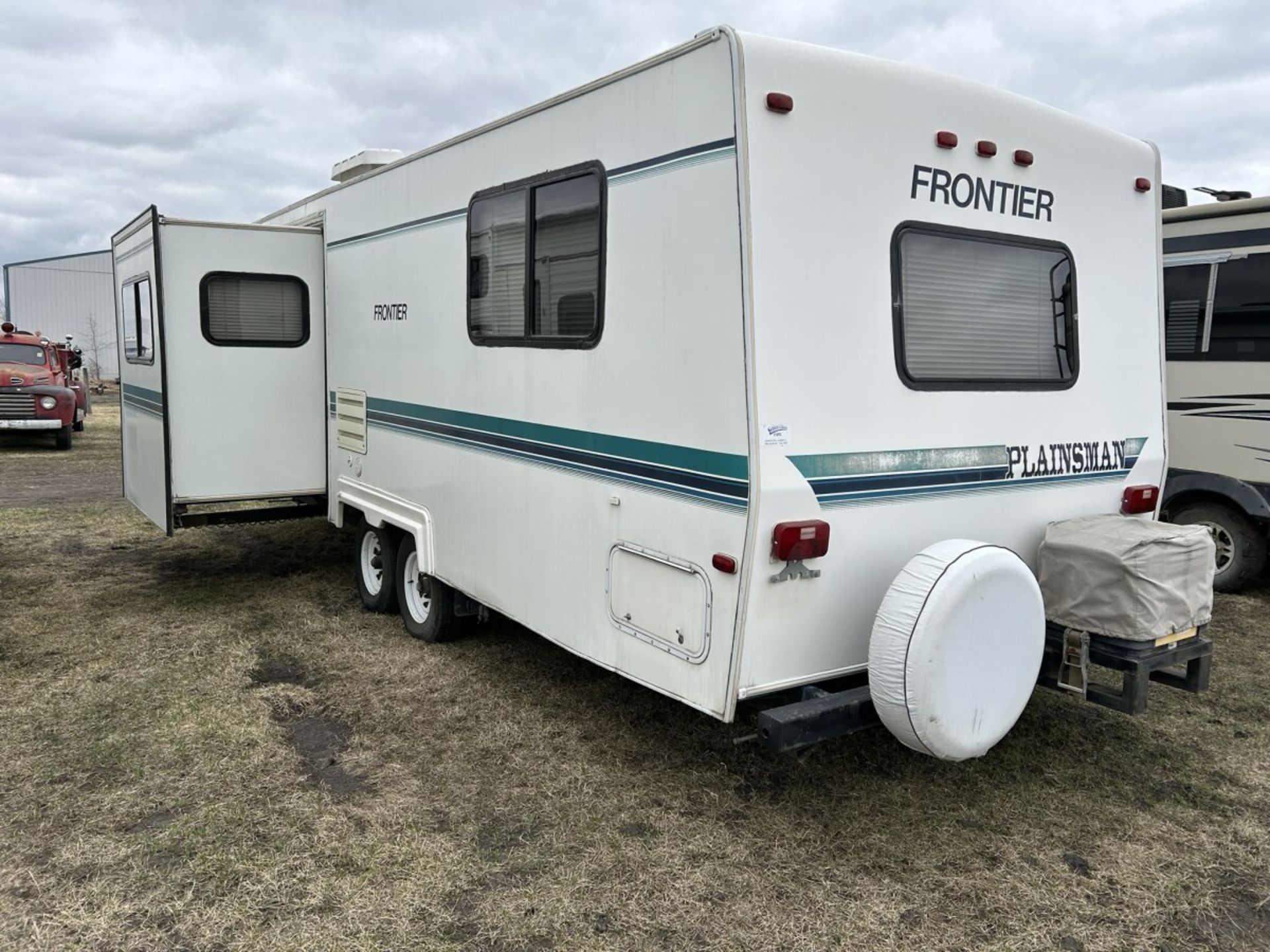 1999 FRONTIER PLAINSMAN T264SL 25 FT HOLIDAY TRAILER, SLIDE OUT, NOTE: CUSTOM STEP SOLD SEPERATELY - Image 15 of 17
