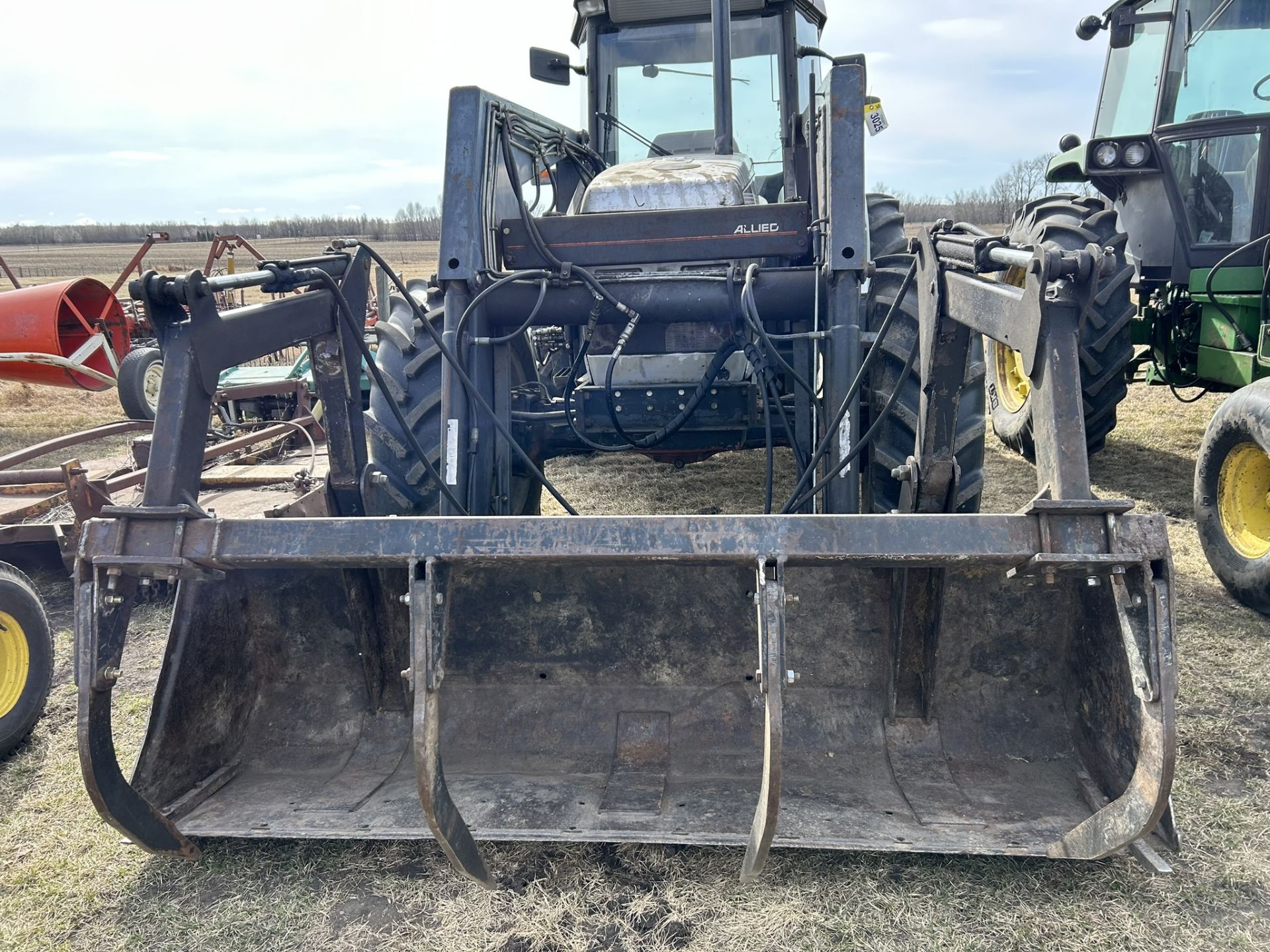 WHITE 6105 MFWD 4WD TRACTOR W/ALLIED 894 FEL, GRAPPLE, 3PT 9172 HRS SHOWING, APPROX 500 HOURS ON NEW - Image 12 of 13