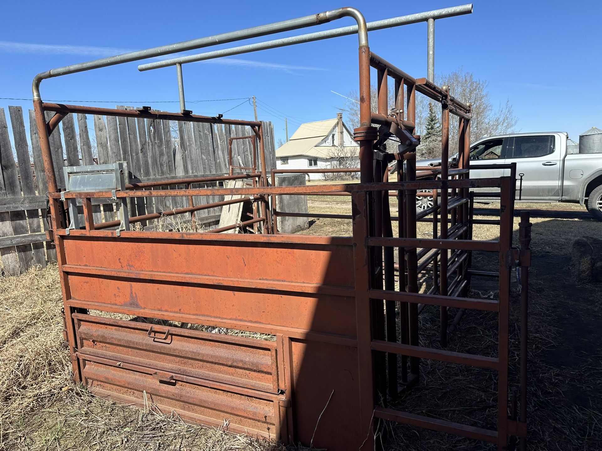 **OFFSITE** CALVING MATERNITY PEN W/ HEAD GATE - LOCATED 40515 RANGE ROAD 245, CLIVE, AB, VEIWING - Image 2 of 6