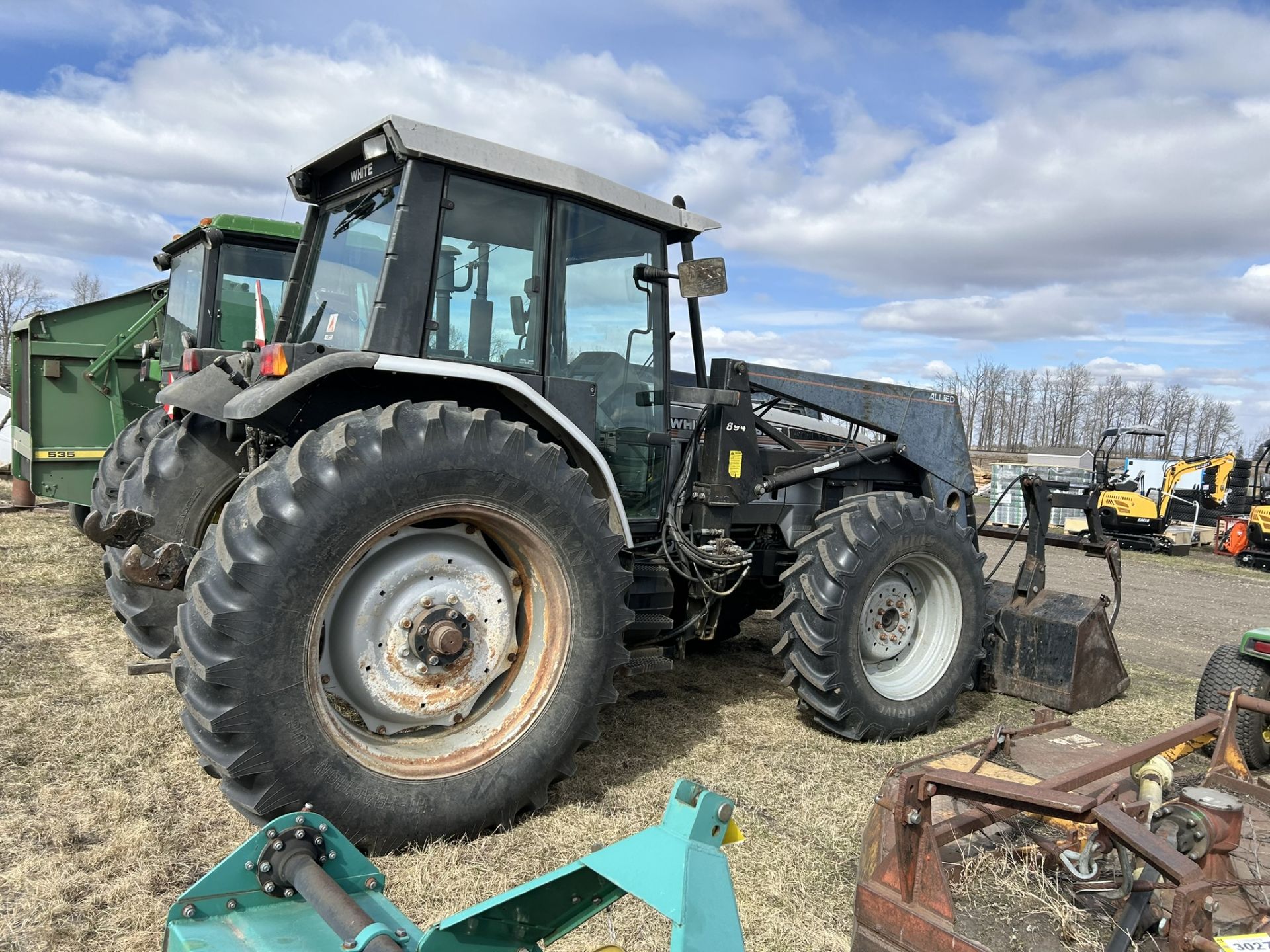 WHITE 6105 MFWD 4WD TRACTOR W/ALLIED 894 FEL, GRAPPLE, 3PT 9172 HRS SHOWING, APPROX 500 HOURS ON NEW - Image 4 of 13