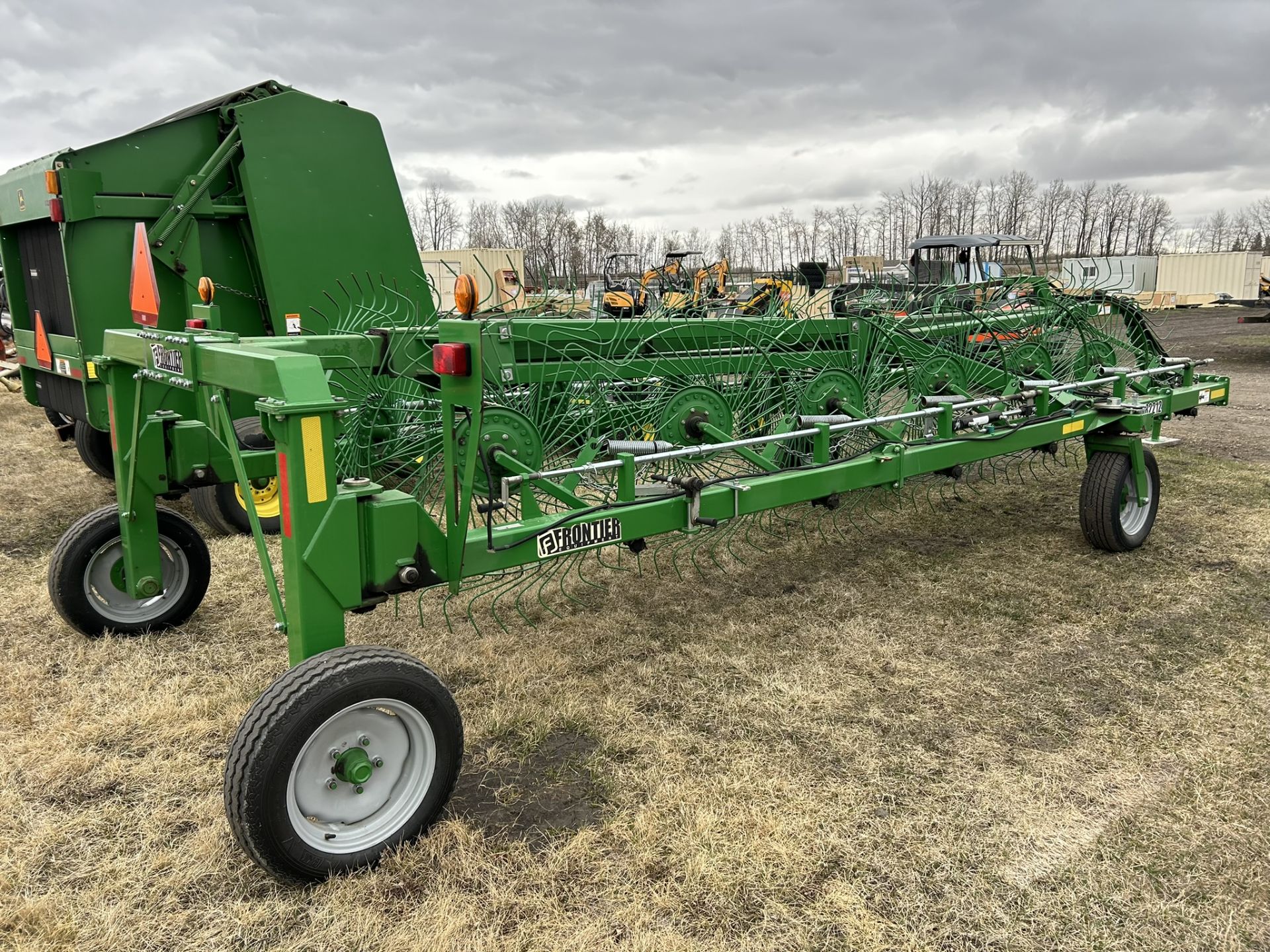 FRONTIER WR2212-12 WHEEL HYD. V-RAKE S/N XFWR22X001060 ** VERY GOOD CONDITION, LOW ACRES** - Image 4 of 6