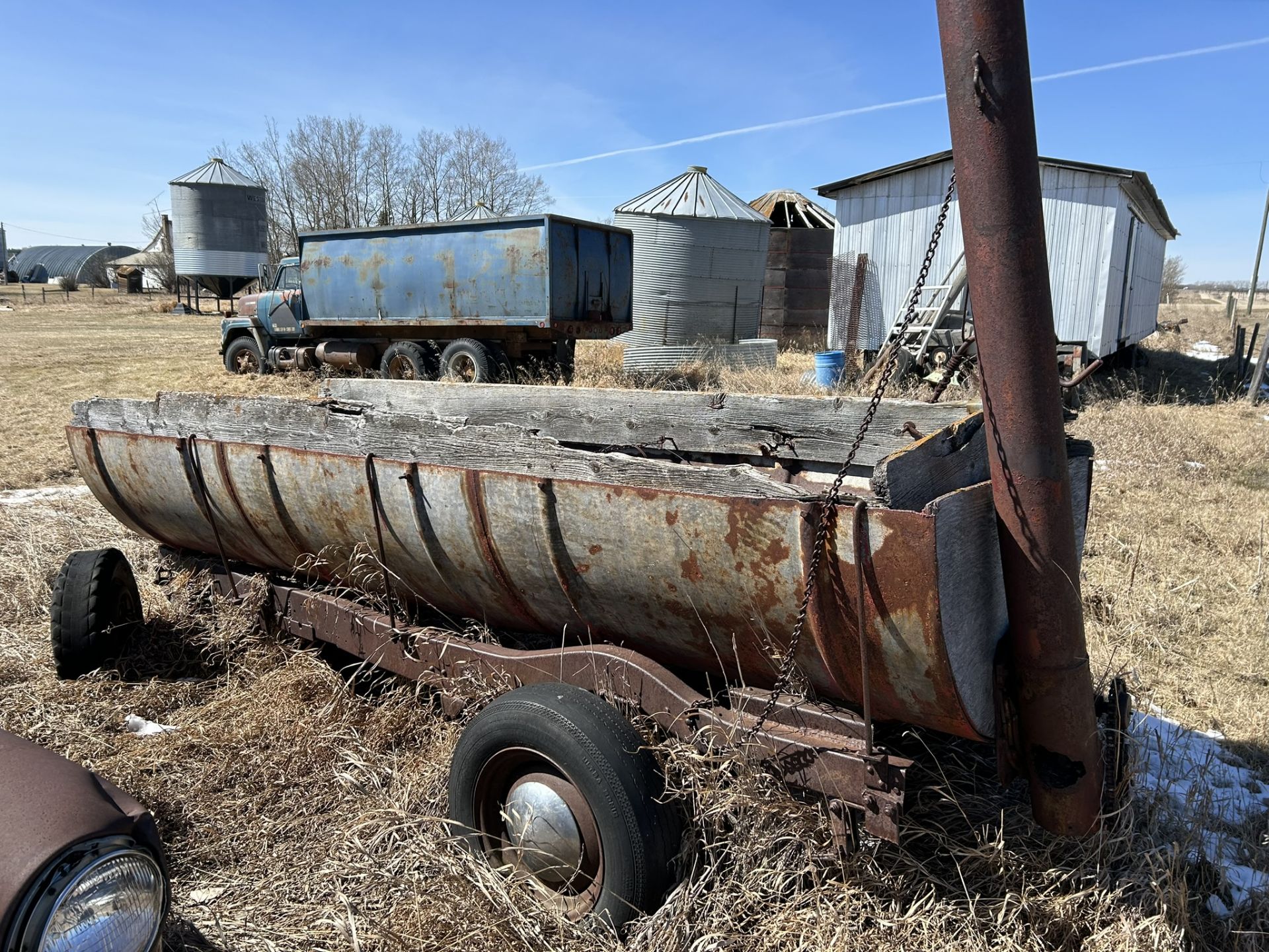 **OFFSITE** ANTIQUE CUSTOM GRAIN CART - LOCATED 40515 RANGE ROAD 245, CLIVE, AB, VEIWING AND REMOVAL - Image 3 of 8