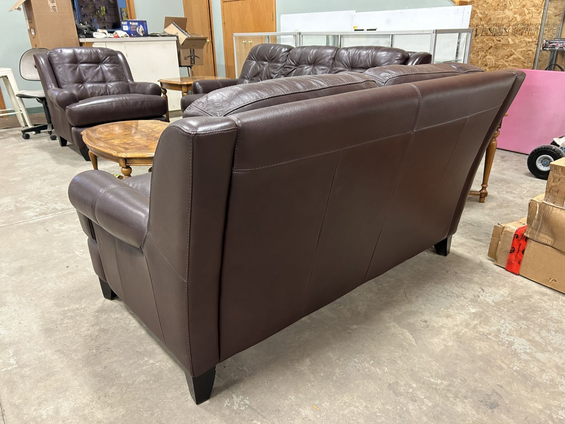 3 PC EXECUTIVE BROWN LEATHER SOFA, LOVESEAT & CHAIR (COFFEE & END TABLES NOT INCLUDED) - Image 3 of 8