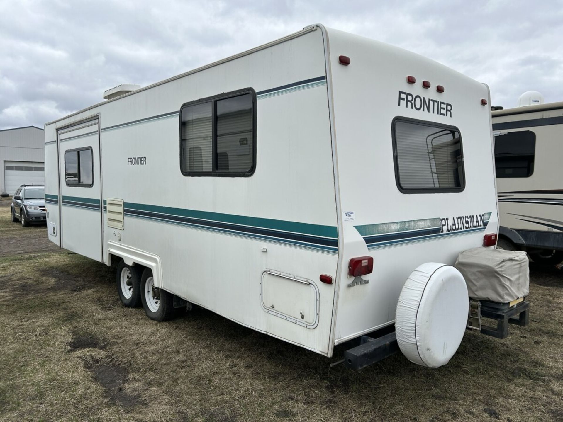 1999 FRONTIER PLAINSMAN T264SL 25 FT HOLIDAY TRAILER, SLIDE OUT, NOTE: CUSTOM STEP SOLD SEPERATELY - Image 3 of 17