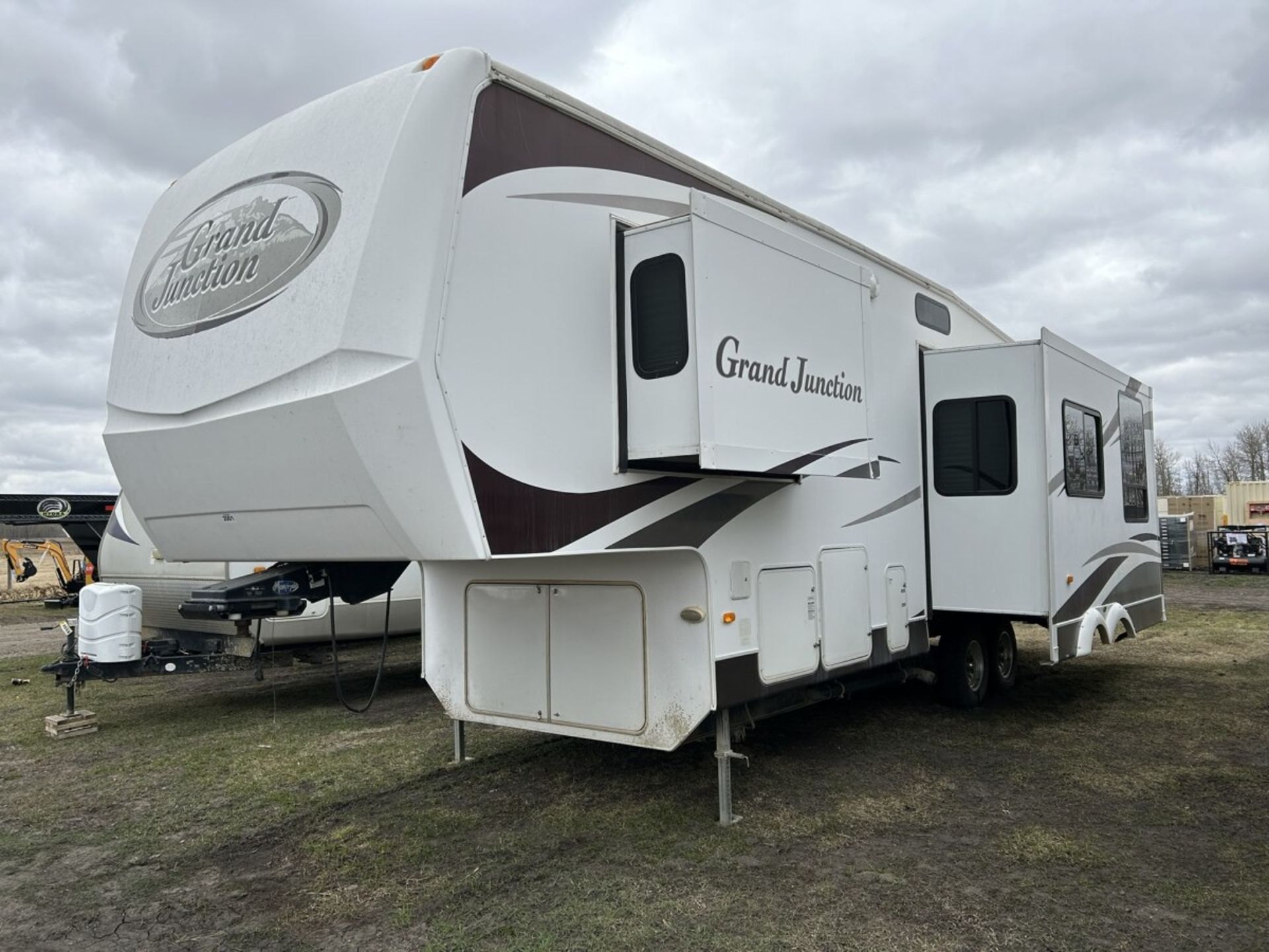 2007 GRAND JUNCTION 29DRK BY DUTCHMEN - DOUBLE SLIDE, AWNING, AC, REAR KITCHEN, FRONT QUEEN - Image 2 of 16