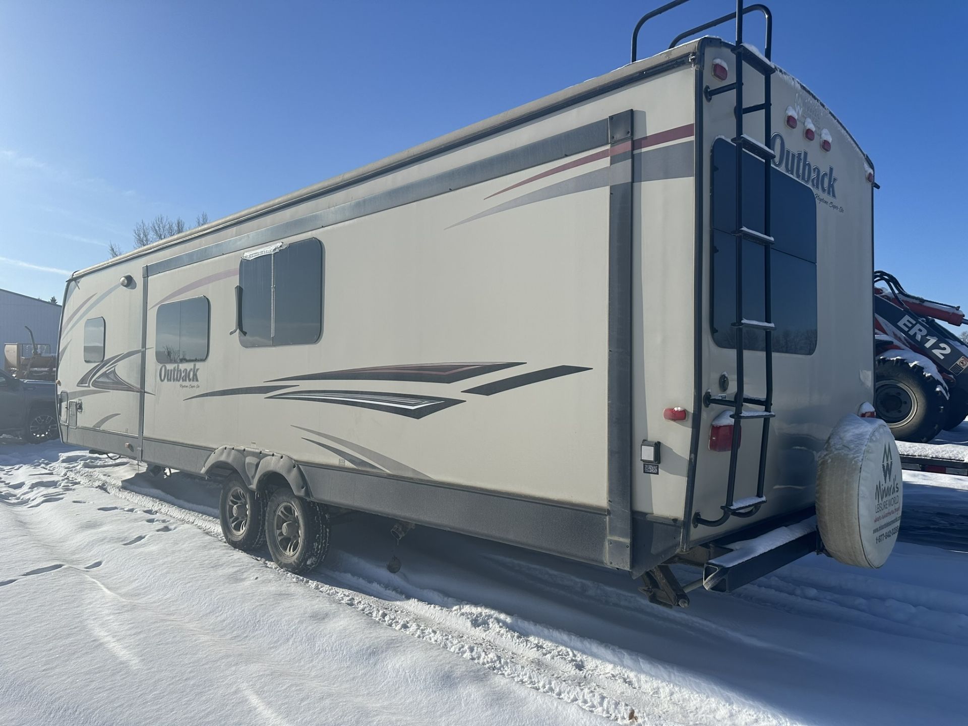 2014 OUTBACK KEYSTONE SUPER-LITE 33 FT HOLIDAY TRAILER, DOUBLE SLIDE, POWER AWNING, OUTDOOR KITCHEN, - Image 14 of 15