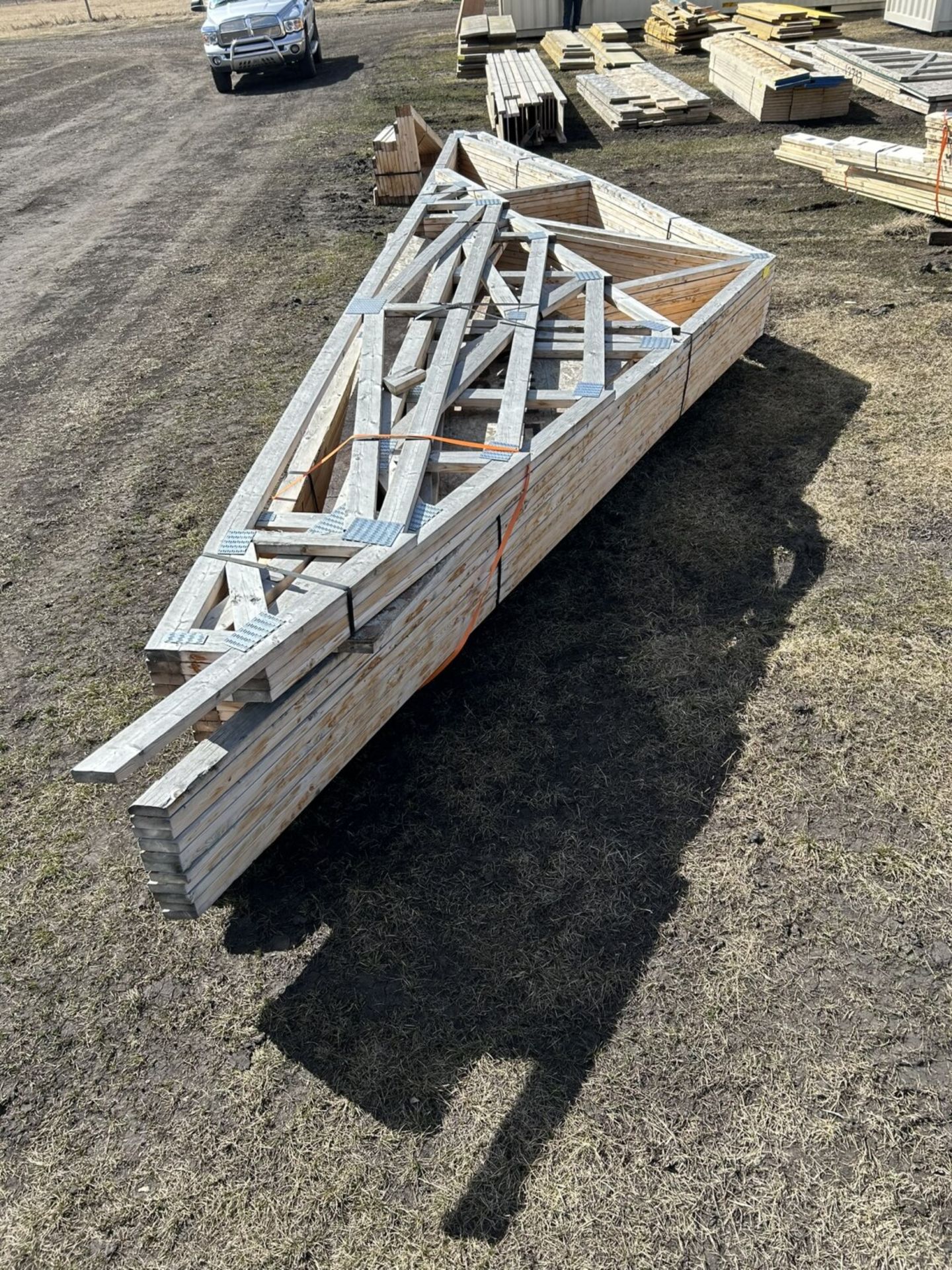 PACKAGE OF WOOD TRUSSES - 25'6" OVERALL, 7'-4 1/2" TO PEAK 12" HEEL, 30FT TRUSSES ON BOTTOM OF STACK - Image 7 of 8