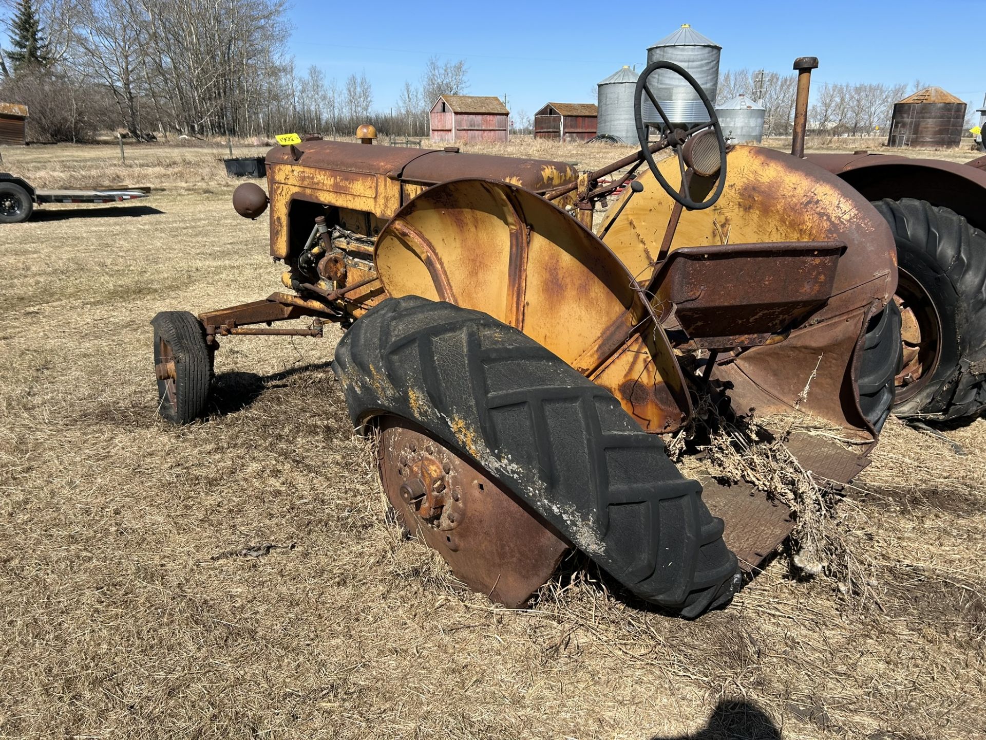 **OFFSITE** 1944 MINNEAPOLIS MOLINE MOD. 7AE TRACTOR S/N 0094900101 - LOCATED 40515 RANGE ROAD - Image 4 of 5