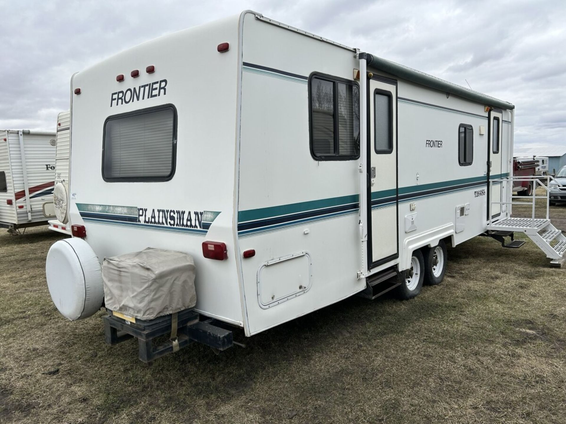 1999 FRONTIER PLAINSMAN T264SL 25 FT HOLIDAY TRAILER, SLIDE OUT, NOTE: CUSTOM STEP SOLD SEPERATELY - Image 5 of 17