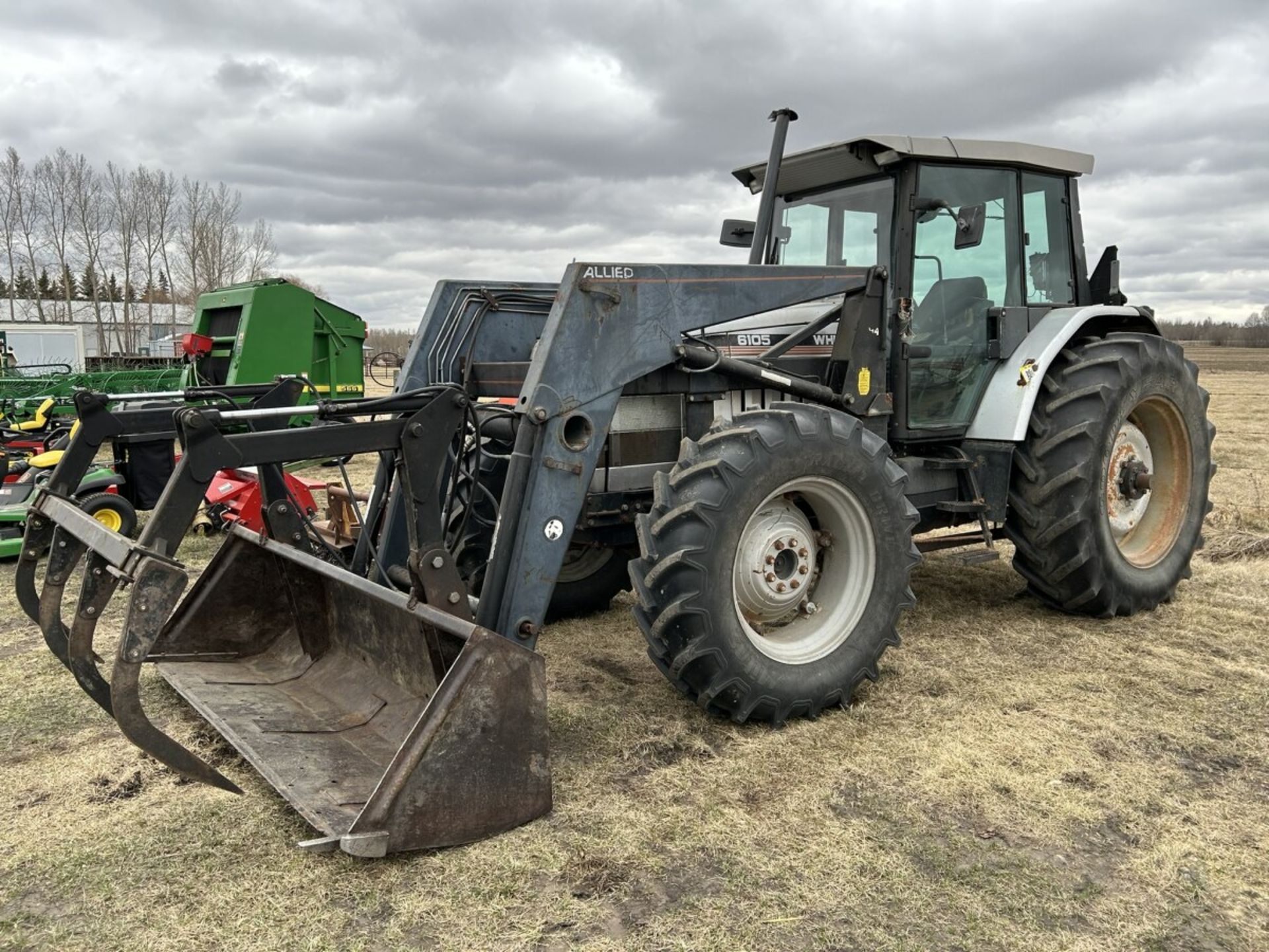 WHITE 6105 MFWD 4WD TRACTOR W/ALLIED 894 FEL, GRAPPLE, 3PT 9172 HRS SHOWING, APPROX 500 HOURS ON NEW