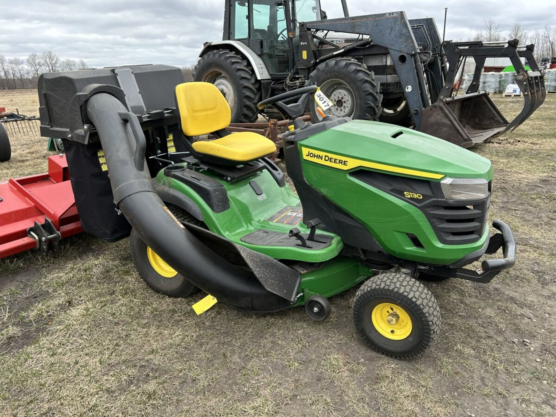 JD S130 LAWN TRACTOR W/42" DECK, BAGGER, 22HRS S/N: 1GXSI30BUNP200027