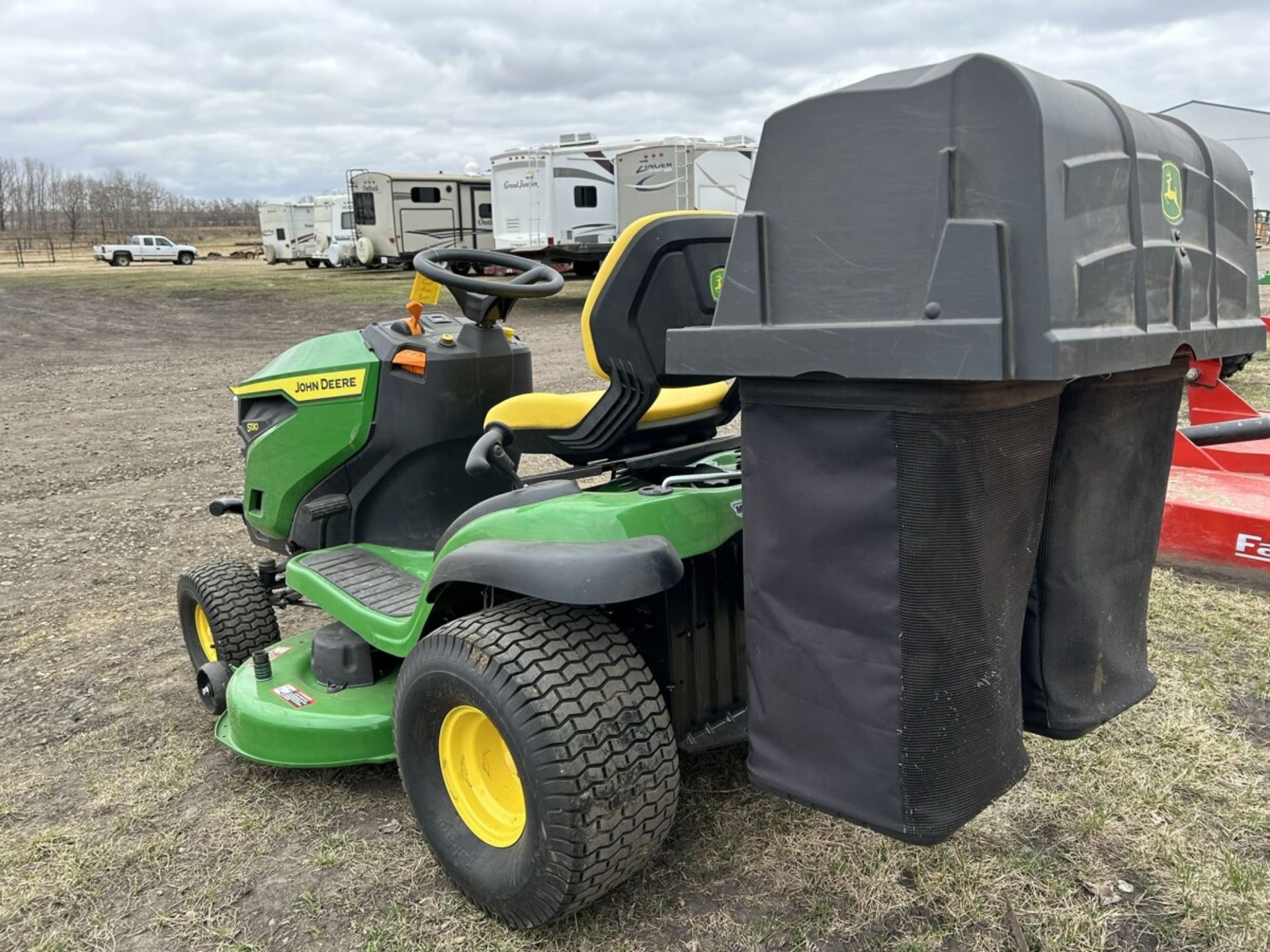 JD S130 LAWN TRACTOR W/42" DECK, BAGGER, 22HRS S/N: 1GXSI30BUNP200027 - Image 4 of 9