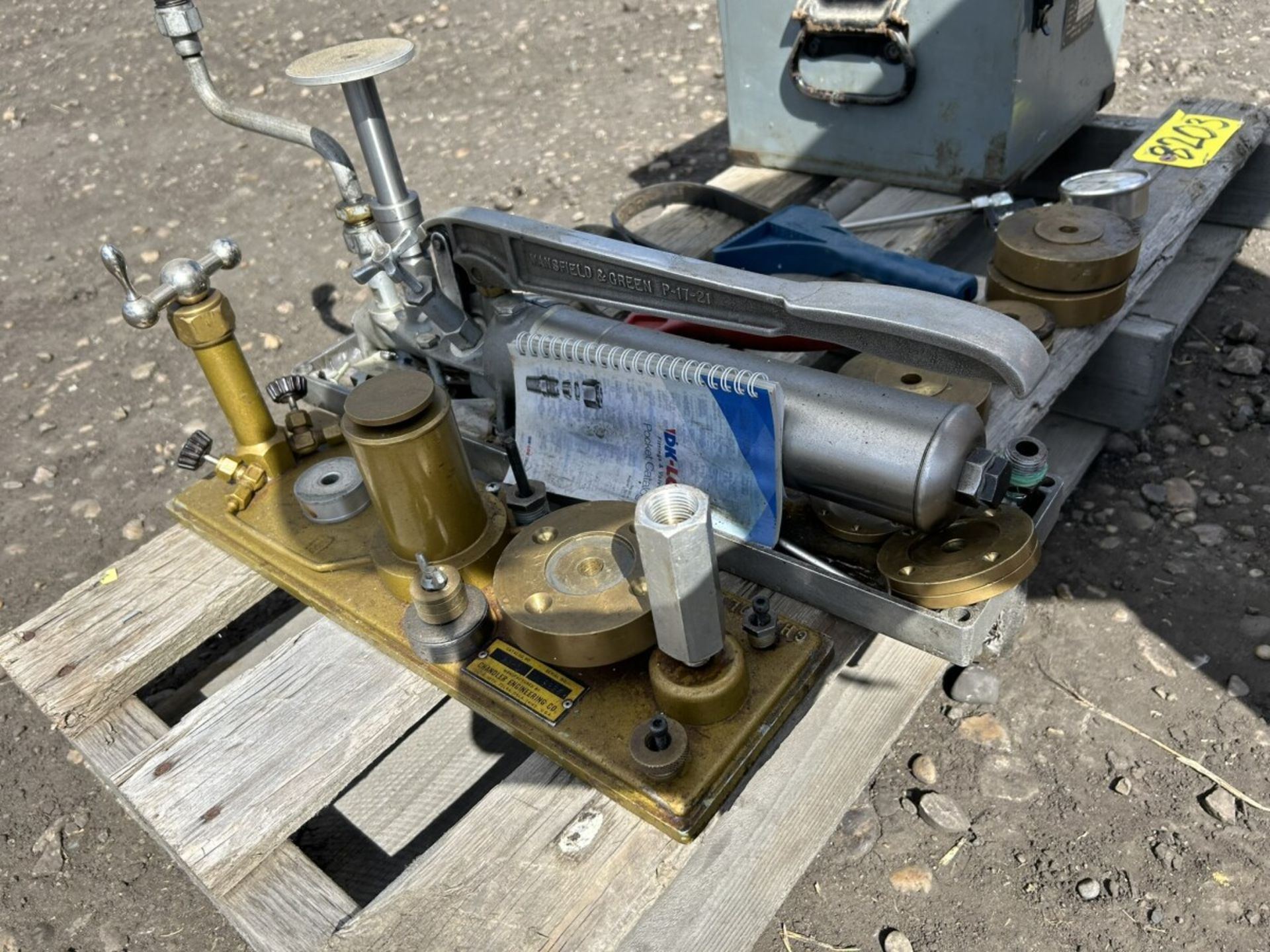 GAUGE EQUIPMENT: CHANDLER ENGINEERING CO. S/N: 9320, TWIN SEAL PRESSURE TEST UNIT S/N: 363-19 - Image 3 of 10