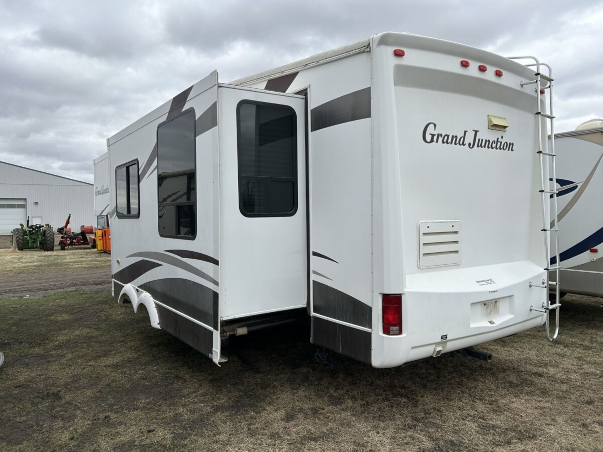 2007 GRAND JUNCTION 29DRK BY DUTCHMEN - DOUBLE SLIDE, AWNING, AC, REAR KITCHEN, FRONT QUEEN - Image 4 of 16