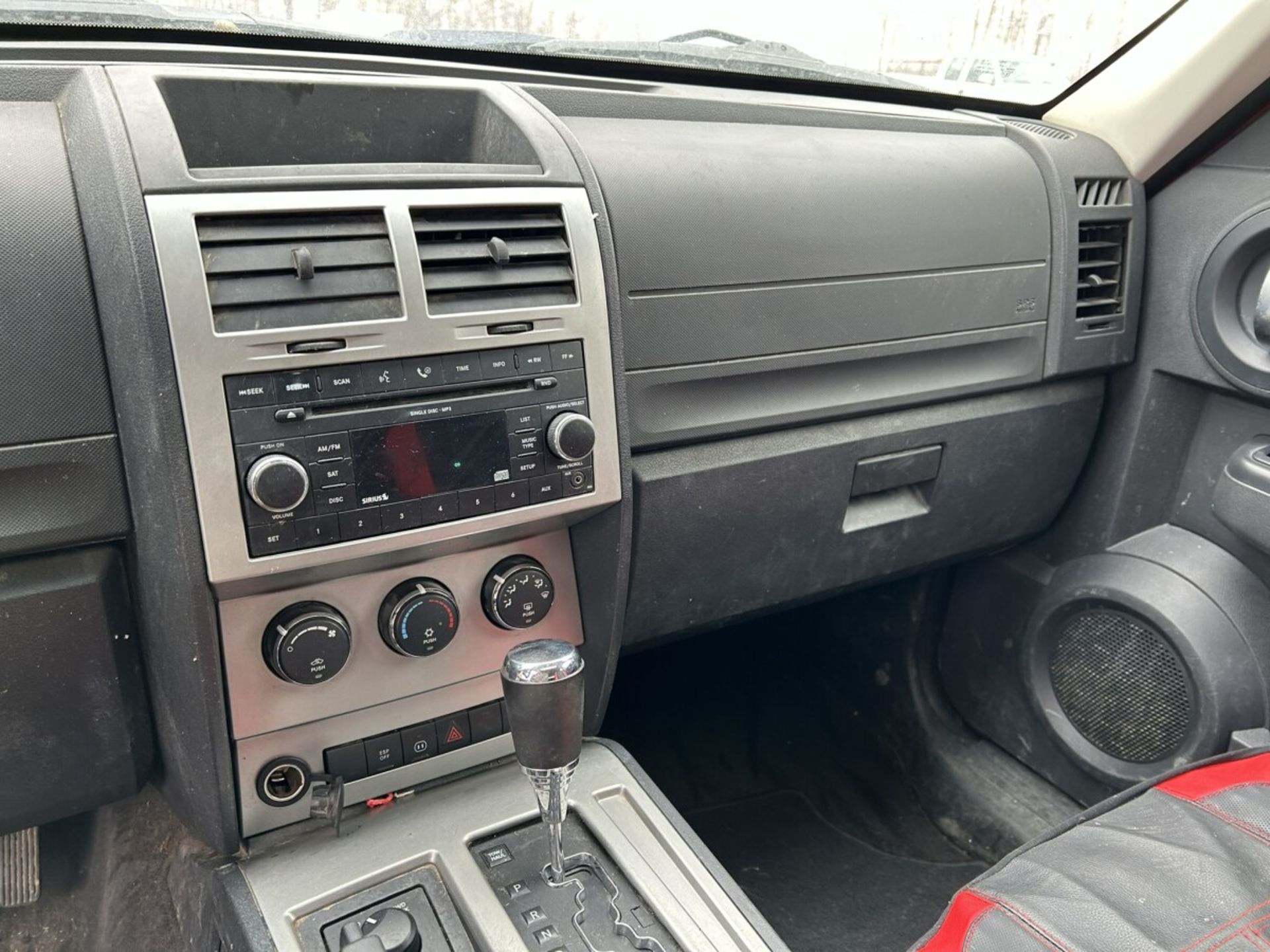 2008 DODGE NITRO SUV, 3.7L V6, 4X4, A/T, CLOTH INTERIOR, 284,118 KM SHOWING S/N 1D8GU28K18W266528 - Image 10 of 14