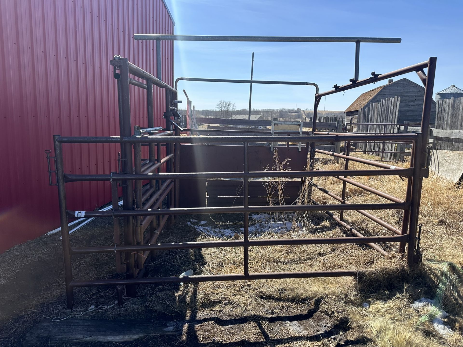 **OFFSITE** CALVING MATERNITY PEN W/ HEAD GATE - LOCATED 40515 RANGE ROAD 245, CLIVE, AB, VEIWING - Image 5 of 6