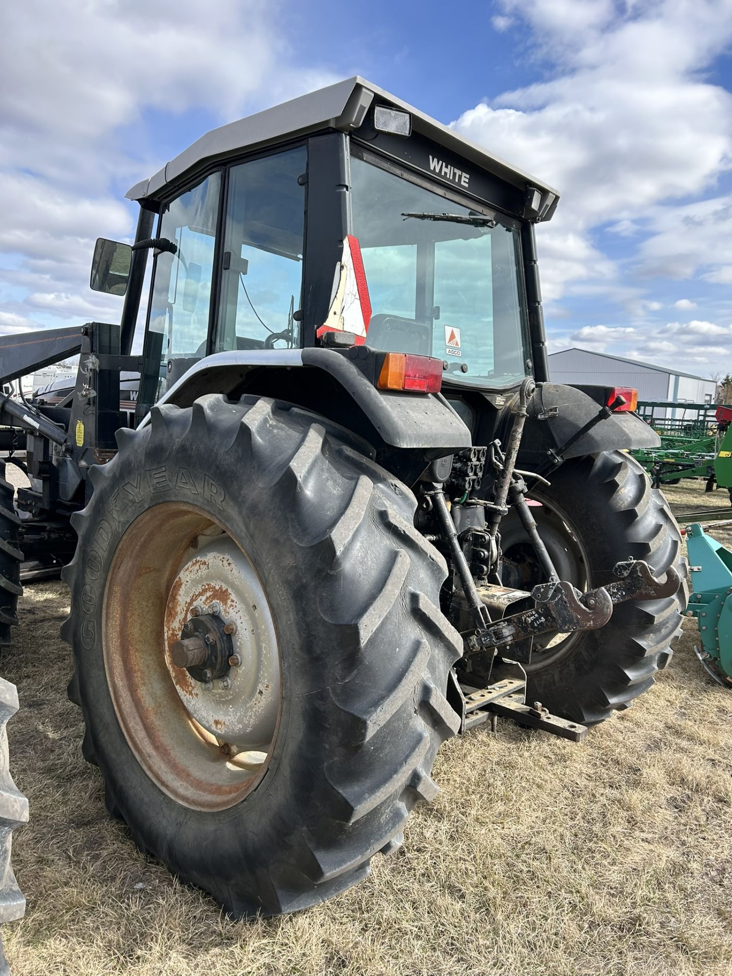 WHITE 6105 MFWD 4WD TRACTOR W/ALLIED 894 FEL, GRAPPLE, 3PT 9172 HRS SHOWING, APPROX 500 HOURS ON NEW - Image 5 of 13