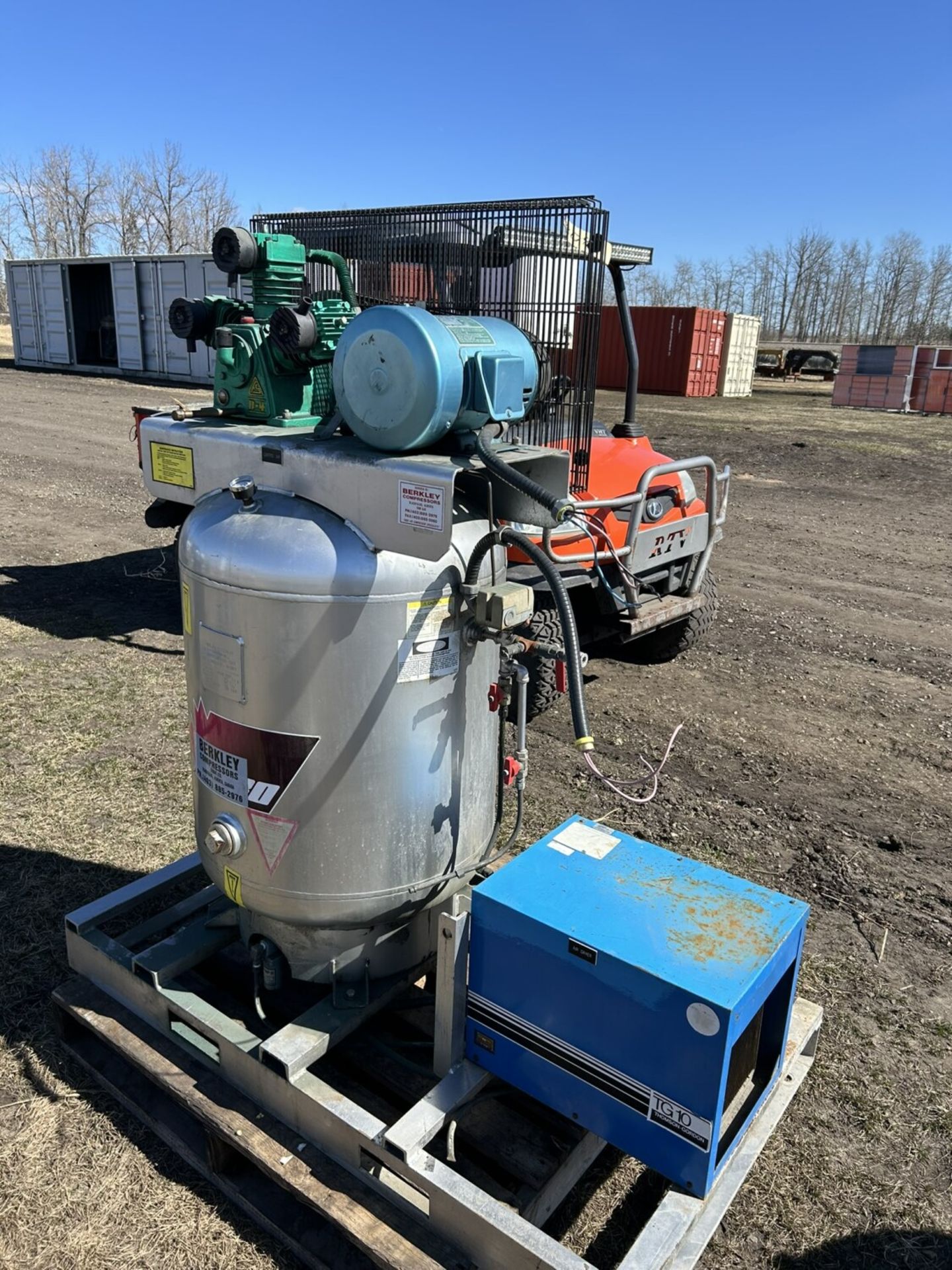 BERKLEY UPRIGHT AIR COMPRESSOR, 5 HP/3 PH W/ THOMPSON GORDON T610 AIR DRYER - Image 4 of 9