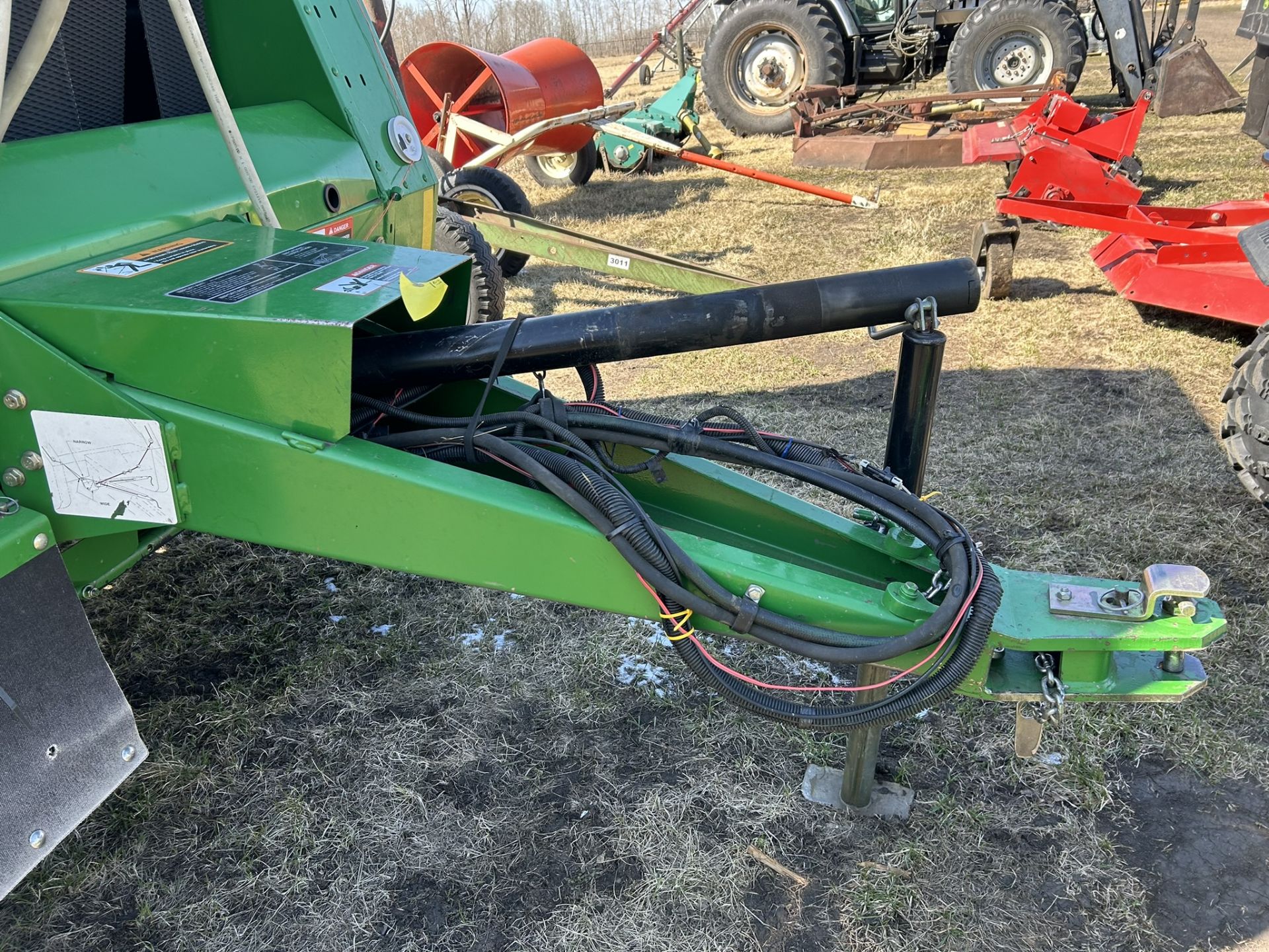 JOHN DEERE 566 ROUND BALER W/ GANDY INNOCULANT APPLICATOR, CAB MONITOR (IN OFFICE), PTO (IN OFFICE), - Image 5 of 7