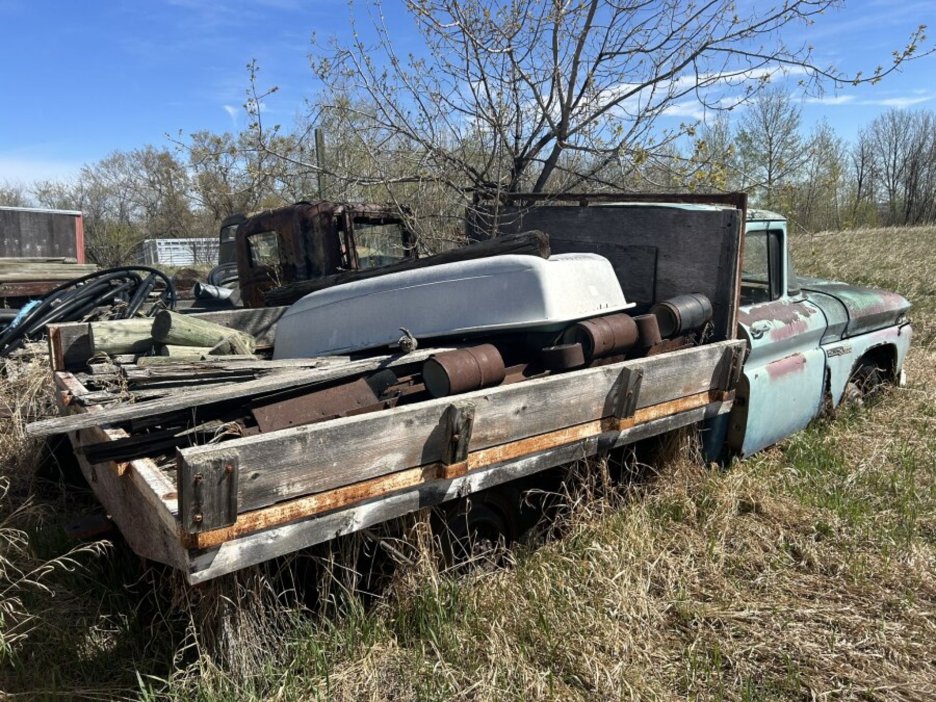 1968 CHEV 930 TRUCK (PROJECT) - LOCATED 22 KM EAST OF PONOKA - Image 3 of 5