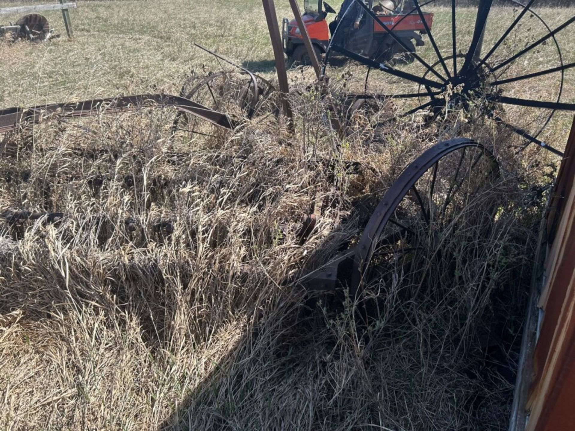 MASSEY HARRIS SIDE DELIVERY RAKE - LOCATED 22 KM EAST OF PONOKA - Image 4 of 7