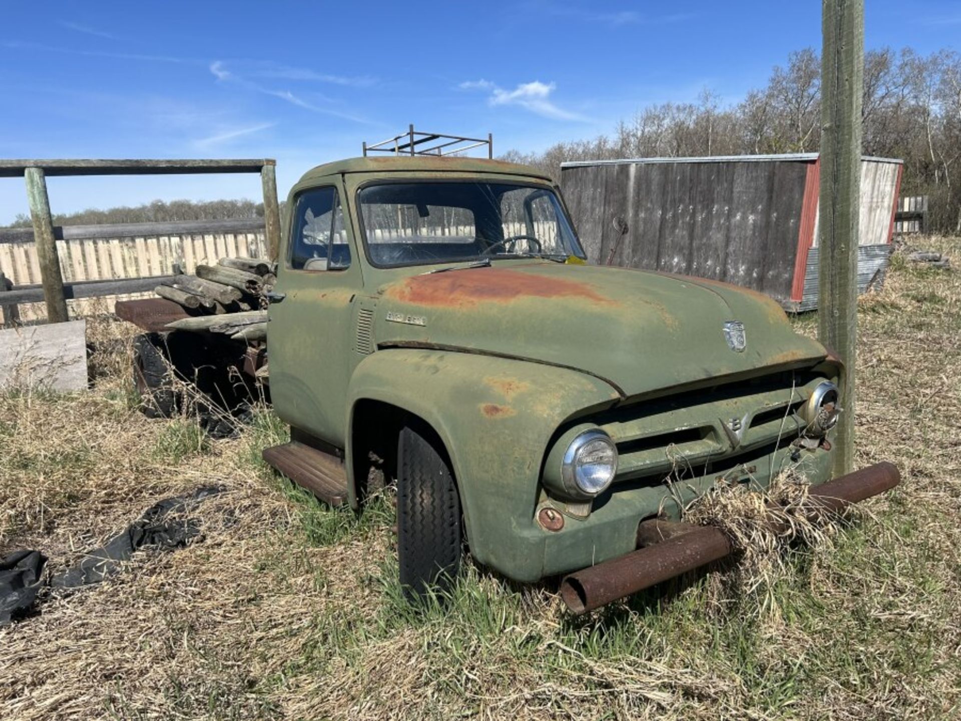 1956 FORD F600 CAB & CHASSIS W/STD TRANS, V8 ENG. (PROJECT) - LOCATED 22 KM EAST OF PONOKA - Image 2 of 7