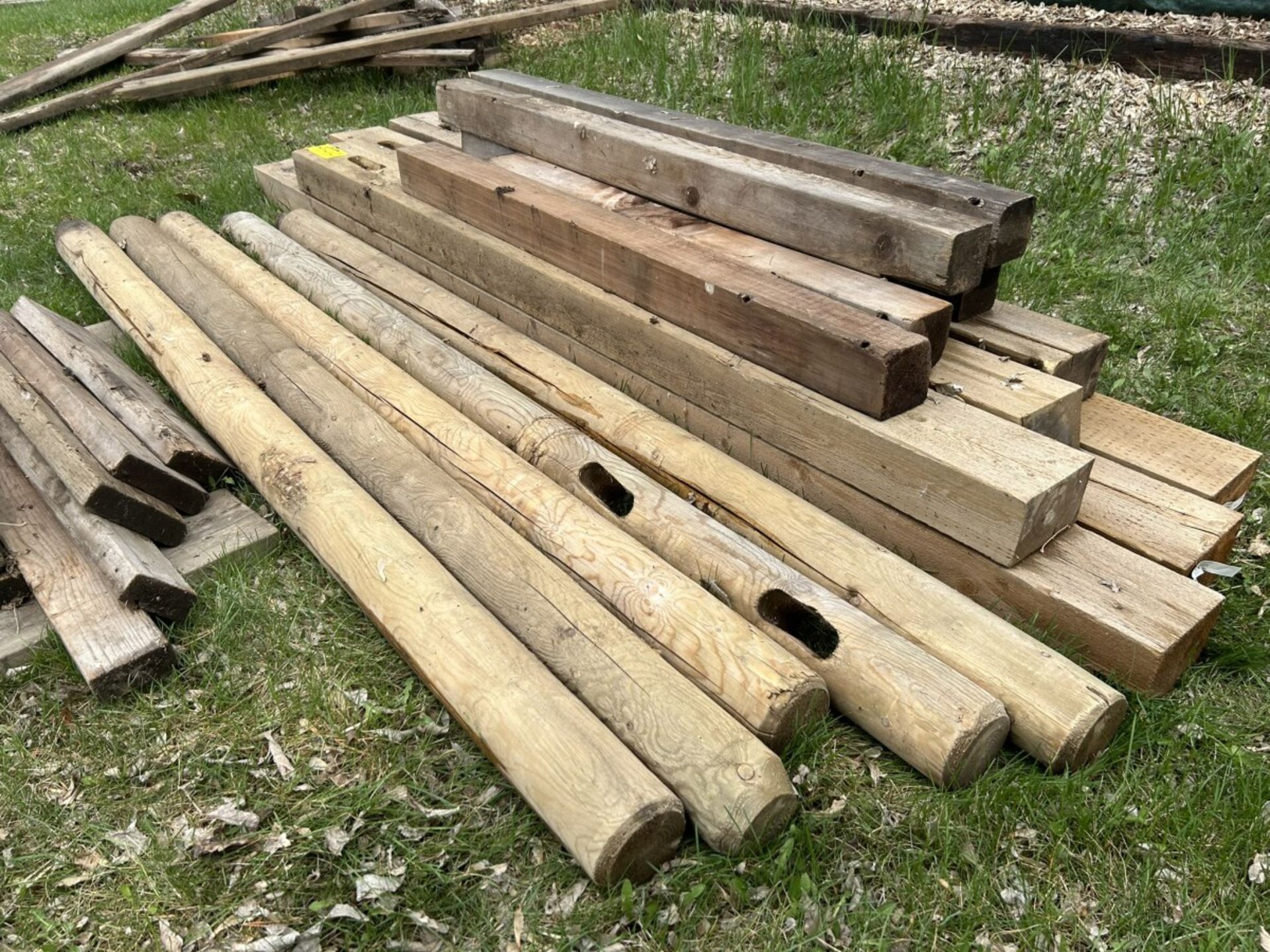 L/O ASSORTED WOOD POSTS 4X6X8', 4X6X6', 4"X7' ROUND, ETC… - Image 6 of 6